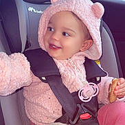 Mia a rejoint le concours — aidez-le/la à gagner de superbes lots ! toddler, child, car_seat, pink_hoodie, bear_ears, cookie, pacifier, seatbelt, car_interior, window, smiling, cute, warm_clothing, happy, safety, baby, portrait, indoors, seat, clothing