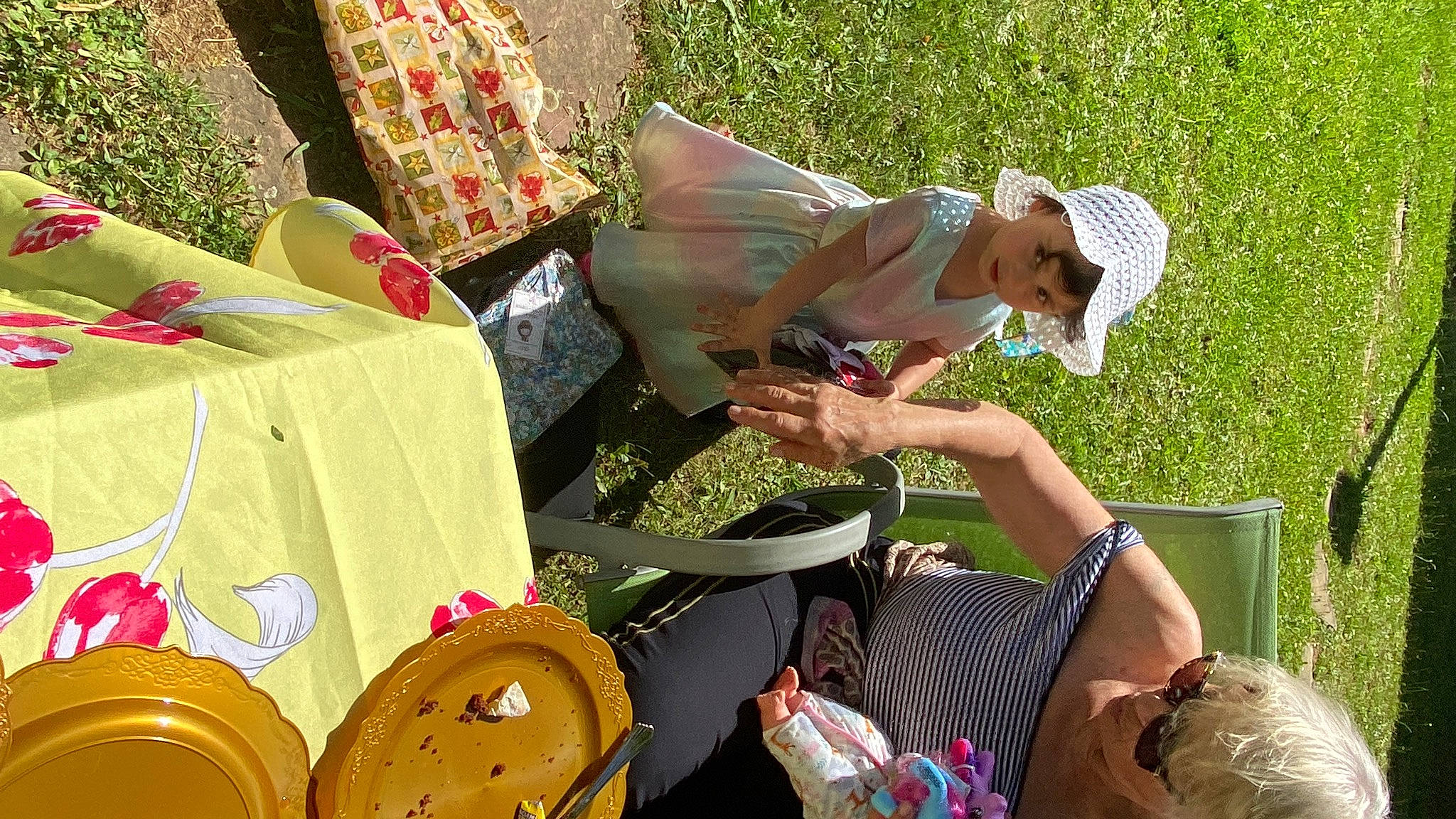 Talïah participe au concours pour gagner de l'argent avec cette photo : bag, basket, box, chair, child, event, fun, grass, hat, headwear, home_accessories, leisure, person, plant, recreation, sharing, sitting, summer, t_shirt