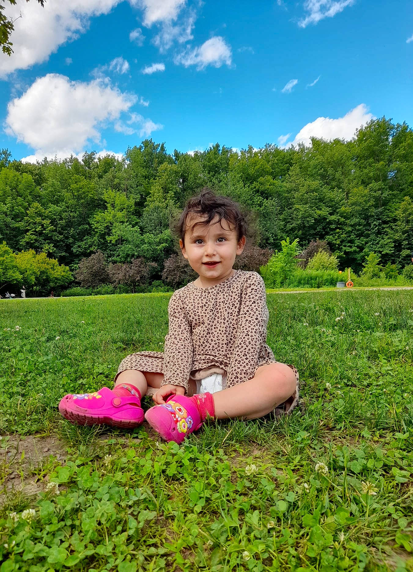 Talïah a rejoint le concours — aidez-le/la à gagner de superbes lots ! cloud, cumulus, fun, grass, grassland, green, groundcover, happy, joy, landscape, leisure, meadow, natural_landscape, nature, people_in_nature, person, plant, prairie, shrub, sky