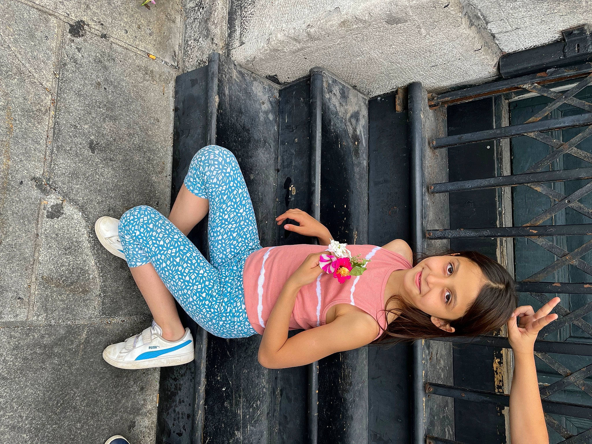 Aïana a rejoint le concours — aidez-le/la à gagner de superbes lots ! calf, denim, electric_blue, eyewear, flash_photography, foot, glasses, human_leg, joint, joy, knee, leg, leisure, person, pink, red, sandal, shoe, shoulder, thigh