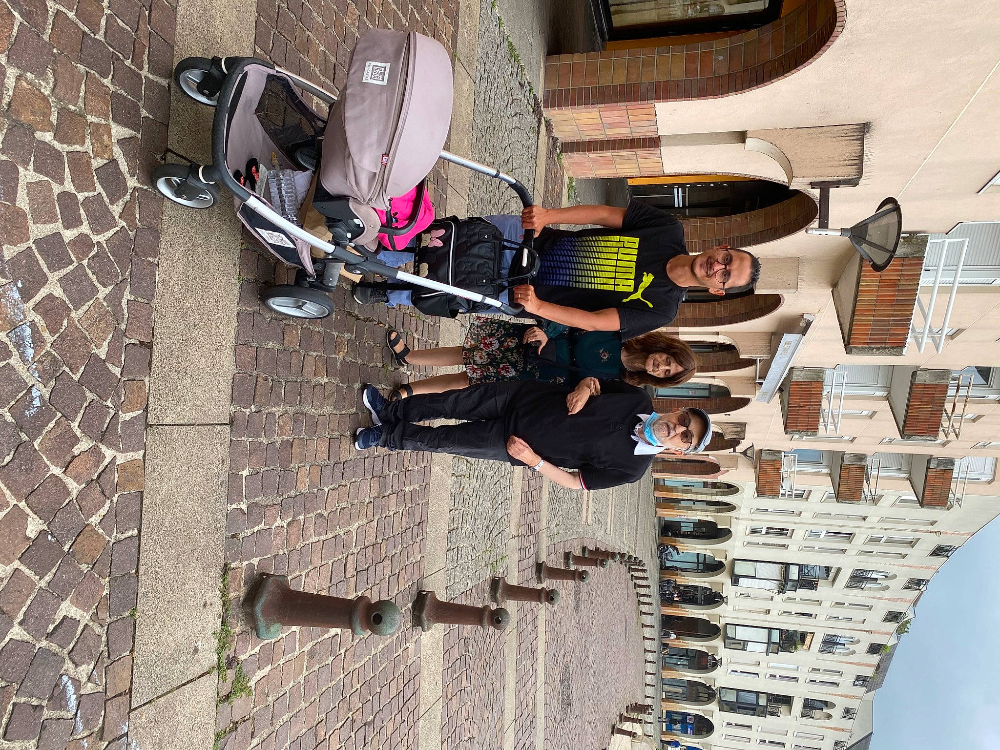 Aïana participe au concours pour gagner de l'argent avec cette photo : building, carmine, composite_material, facade, headwear, jeans, joy, outdoor_shoe, person, recreation, shoe, smile, sorrow, tire, urban_design, walking_shoe