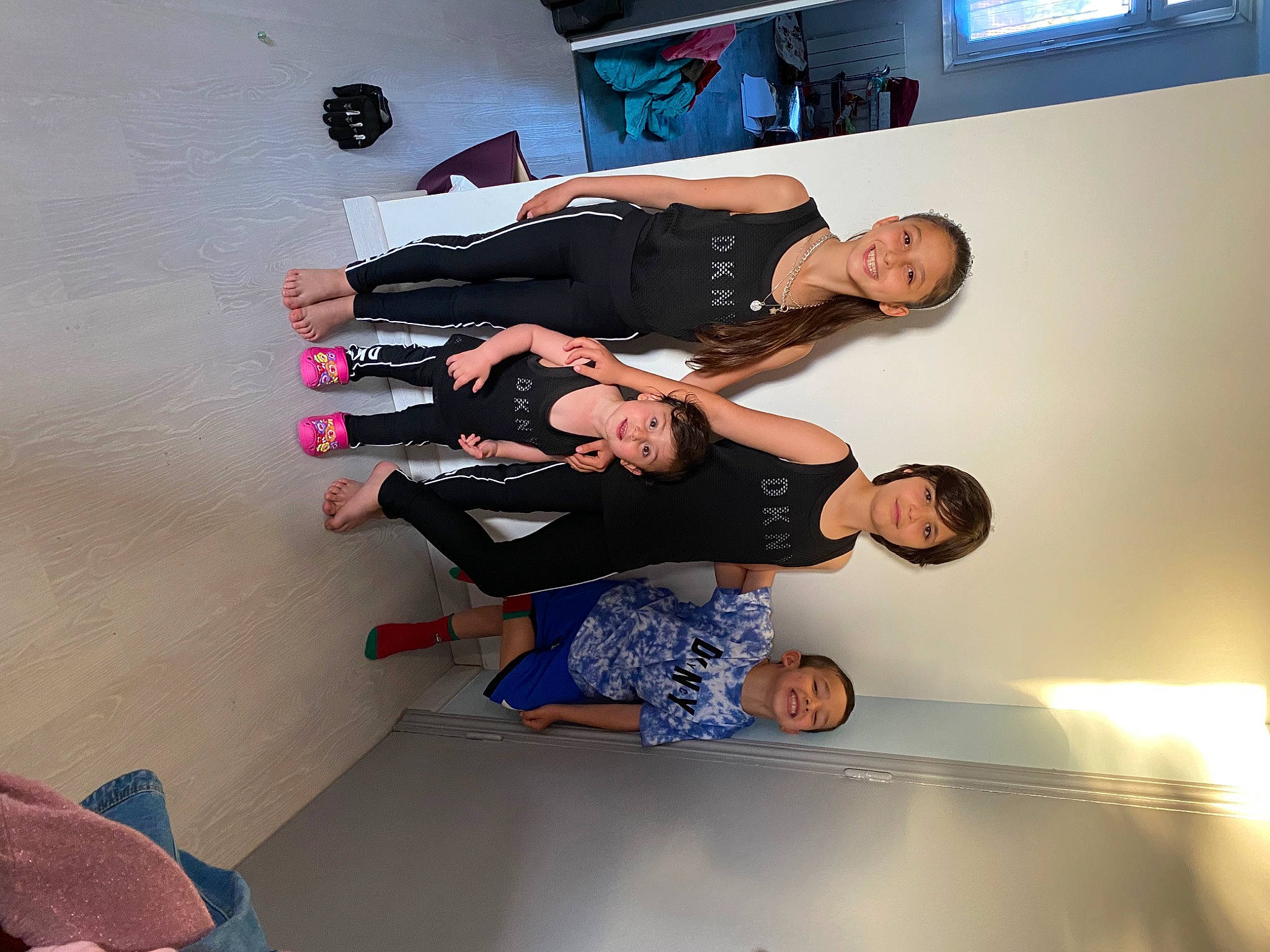 Aïana a rejoint le concours — aidez-le/la à gagner de superbes lots ! automotive_design, comfort, event, flooring, foot, fun, gesture, human_leg, joy, knee, leisure, person, room, sandal, shorts, smile, t_shirt, thigh, visual_arts, wrist