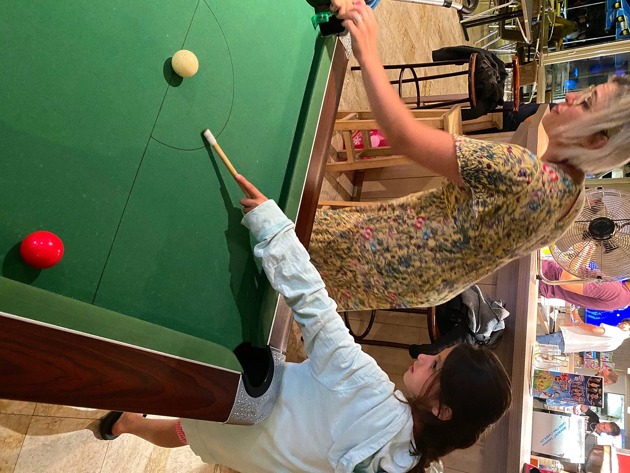 Aïana participe au concours pour gagner de l'argent avec cette photo : artist, boats_and_boating_equipment_and_supplies, child, elbow, eyewear, fashion_accessory, fun, indoor_games_and_sports, leisure, musical_instrument, person, photograph, photography, play, recreation, room, snapshot, sunglasses, t_shirt, visual_arts