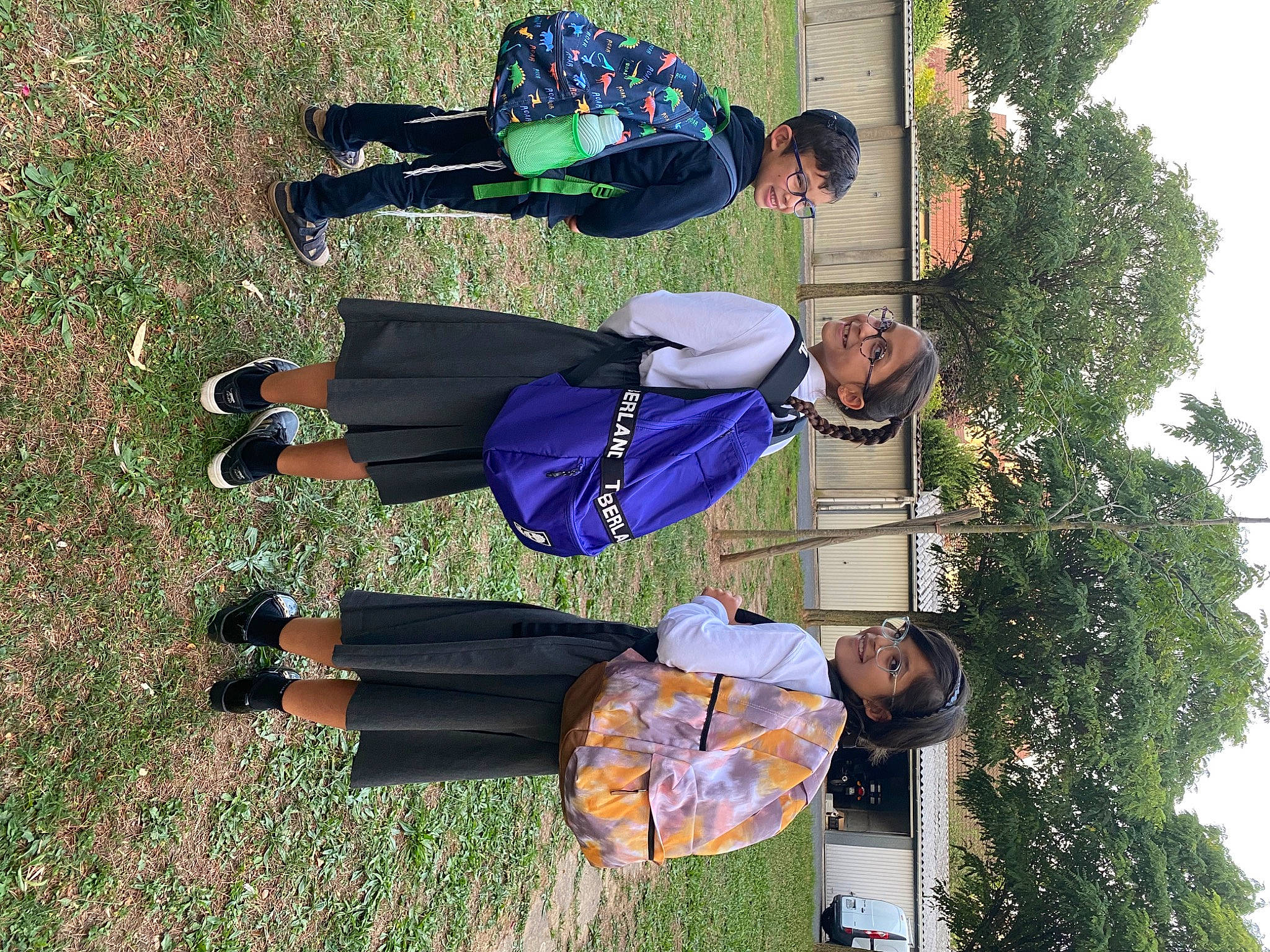 Maëly a rejoint le concours — aidez-le/la à gagner de superbes lots ! arm, boot, clothing, fun, grass, green, joy, leisure, luggage_and_bags, people_in_nature, person, photograph, plant, shoe, sky, smile, sneakers, travel, tree, walking_shoe