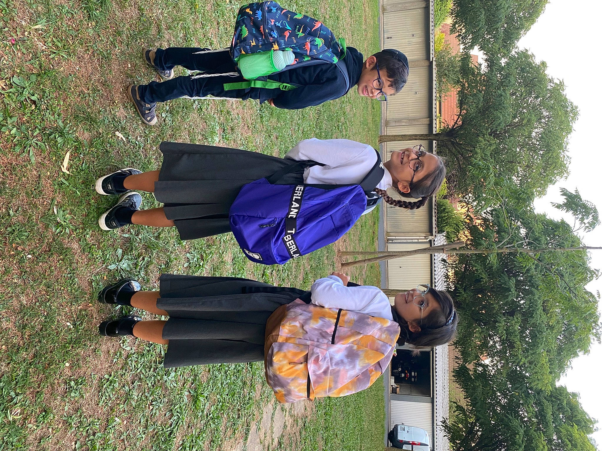 Maëly a rejoint le concours — aidez-le/la à gagner de superbes lots ! arm, boot, clothing, footwear, grass, green, joy, leisure, luggage_and_bags, outdoor_shoe, person, plant, shoe, sky, smile, sneakers, tree, walking_shoe, wrist