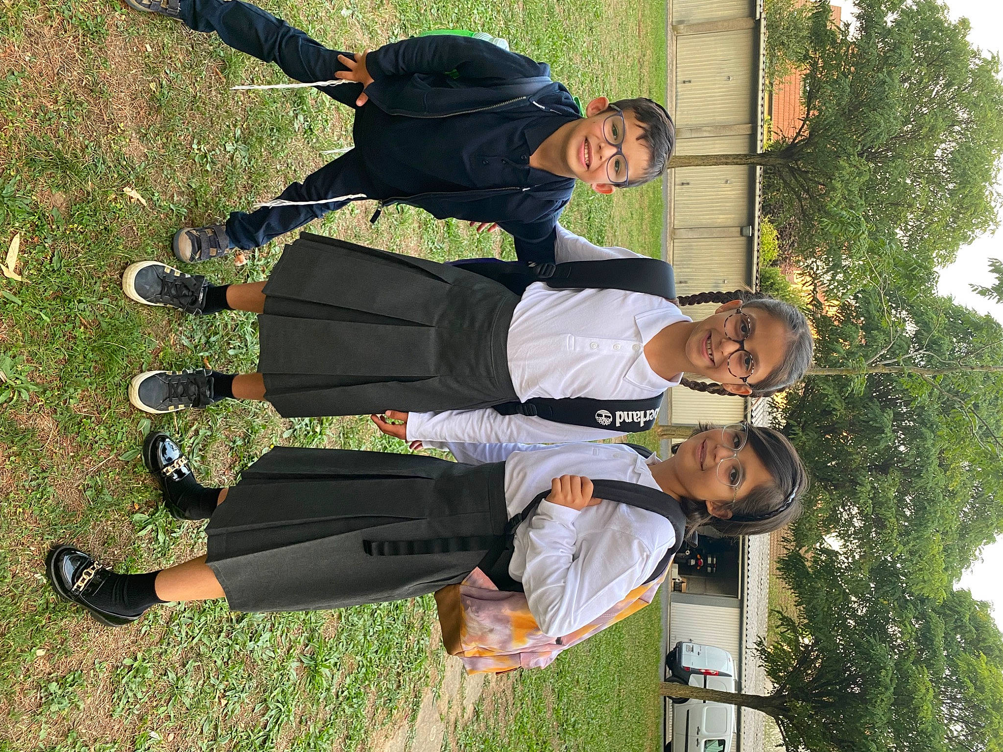 Maëly a rejoint le concours — aidez-le/la à gagner de superbes lots ! boot, clothing, fun, grass, green, hat, joy, leisure, outdoor_shoe, people_in_nature, person, recreation, shoe, sky, smile, sneakers, tree, walking_shoe