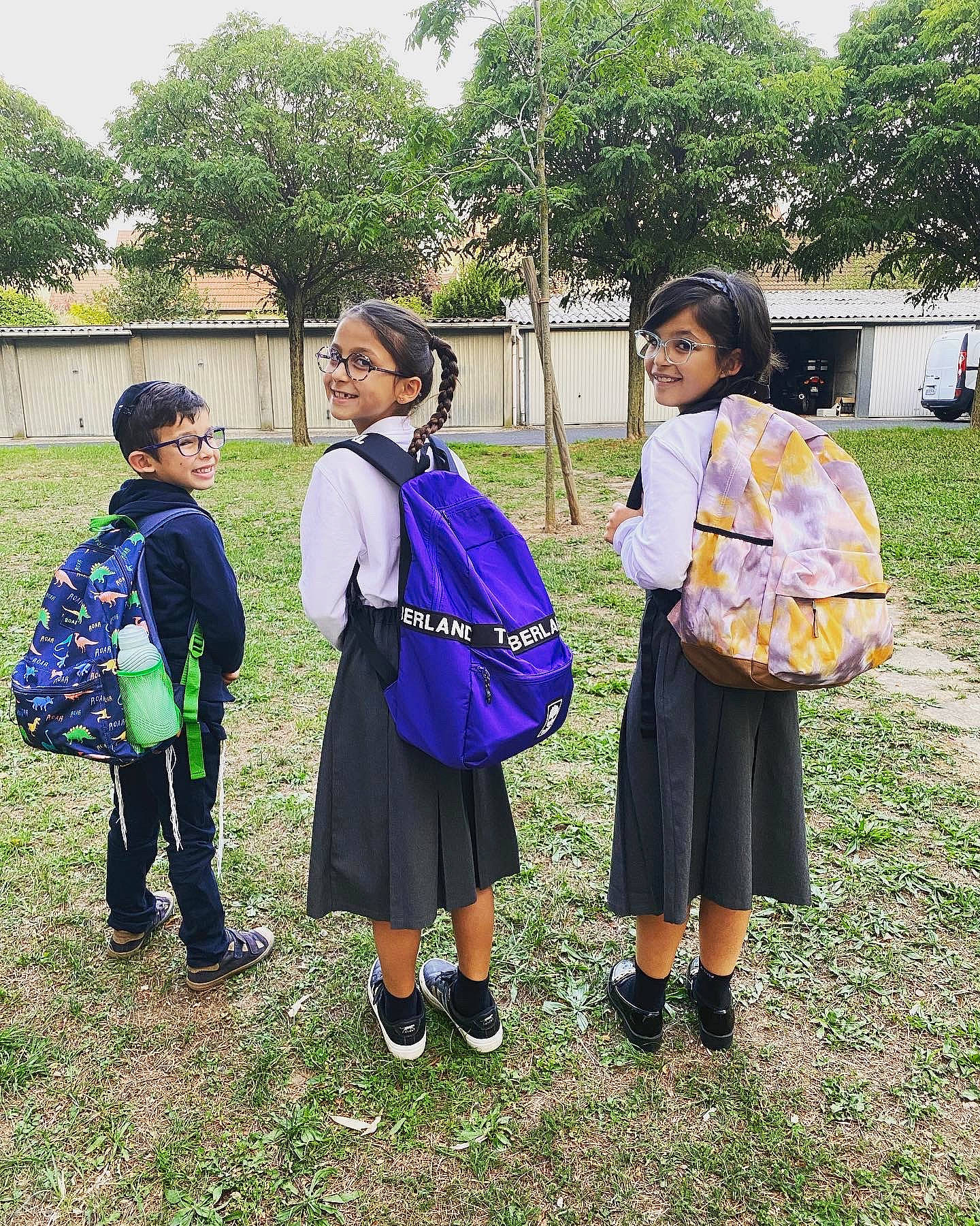 Maëly a rejoint le concours — aidez-le/la à gagner de superbes lots ! bag, child, electric_blue, event, fun, grass, grassland, handbag, joy, leisure, luggage_and_bags, person, plant, recreation, shoe, sky, sleeve, spring, team, travel