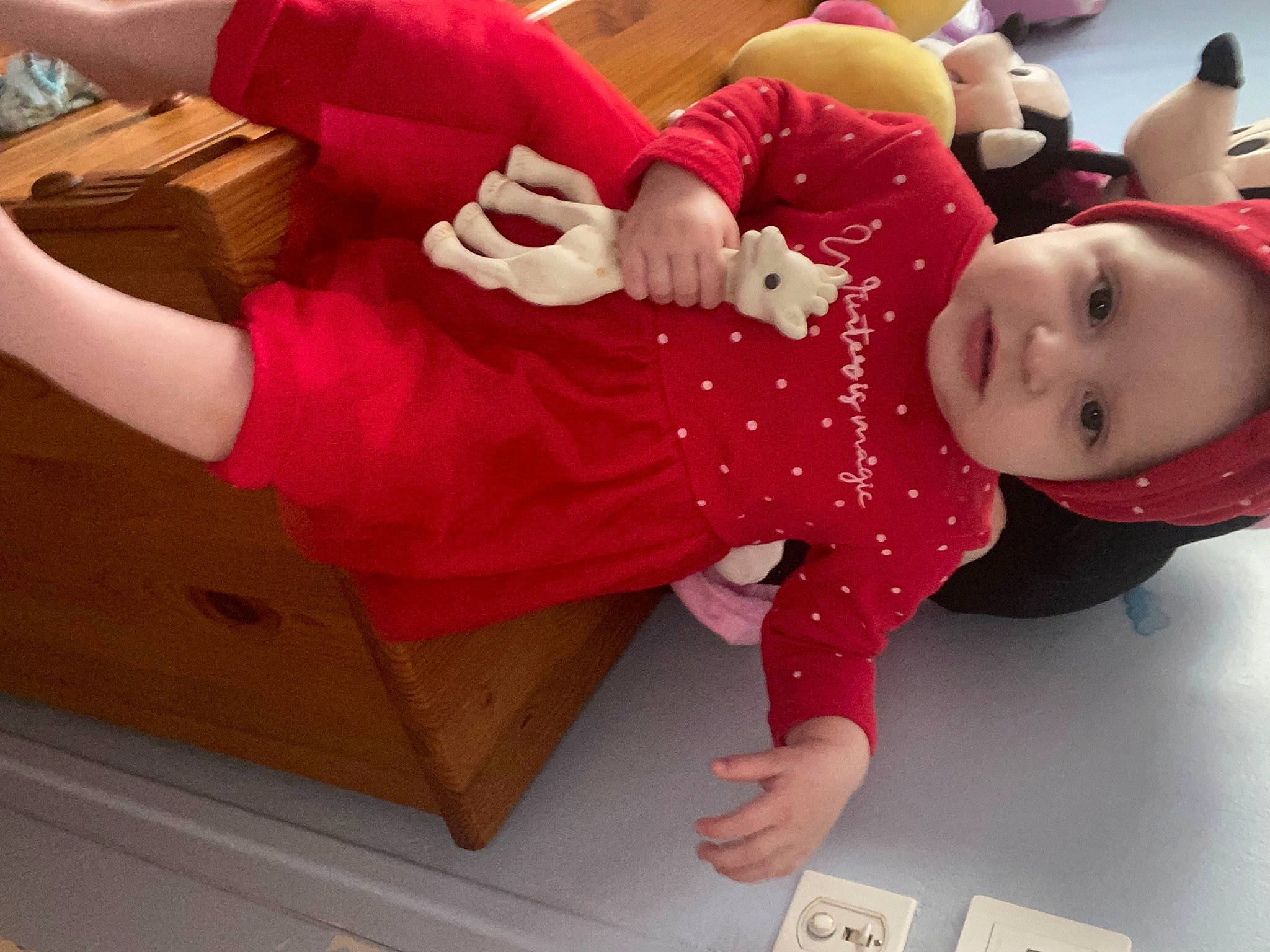 Chelsea a rejoint le concours — aidez-le/la à gagner de superbes lots ! baby, baby_toddler_clothing, carmine, child, comfort, costume, elbow, fun, happy, human_leg, knee, lap, leg, person, sitting, sleeve, smile, sock, thigh, toddler