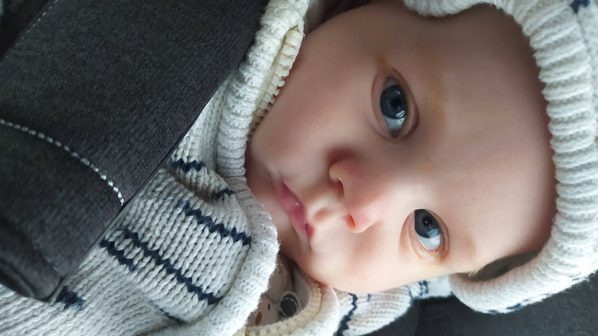 Elliott participe au concours pour gagner de l'argent avec cette photo : baby, cap, cheek, chin, clothing, eye, eyebrow, eyelash, face, flash_photography, headgear, headwear, iris, lip, mouth, nose, organ, outerwear, person, plant