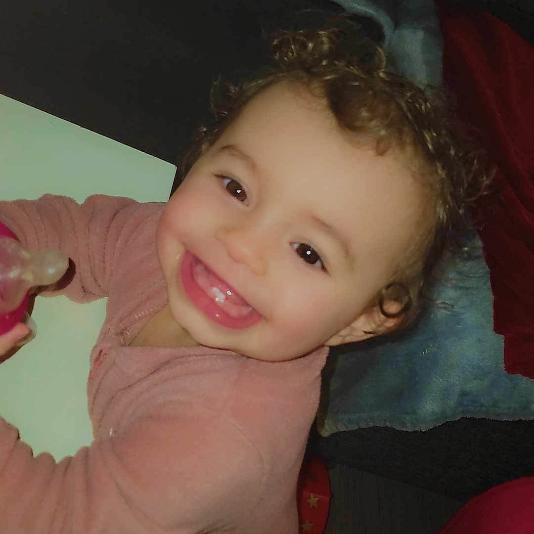 Lou participe au concours pour gagner de l'argent avec cette photo : adult, baby, bodypart, couch, cushion, face, finger, furniture, hand, happy, head, homedecor, male, man, mouth, person, photography, portrait, smile, teeth