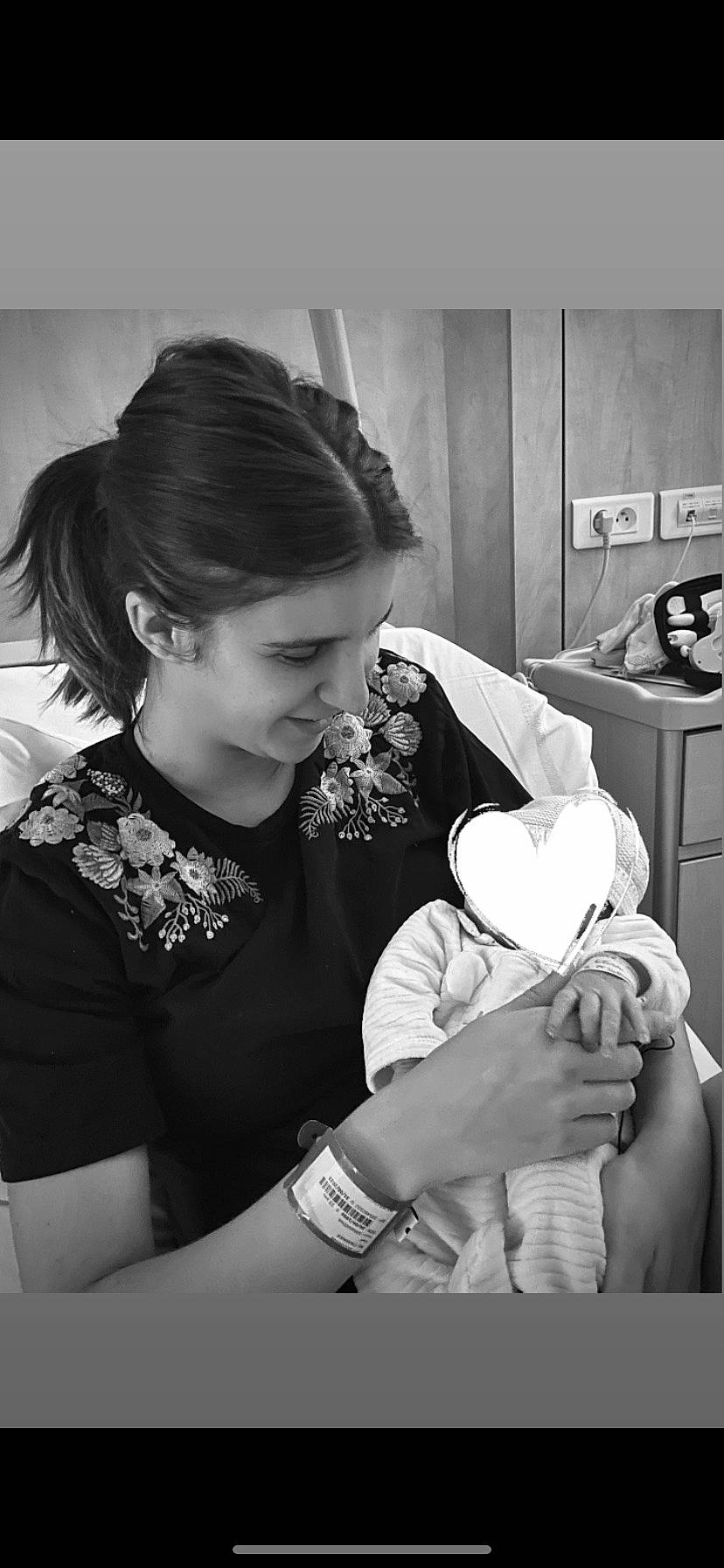 Elina a rejoint le concours — aidez-le/la à gagner de superbes lots ! arm, baby, black, black_and_white, child, elbow, event, eyelash, flash_photography, gesture, hand, happy, jewellery, monochrome, monochrome_photography, person, room, sitting, smile, style