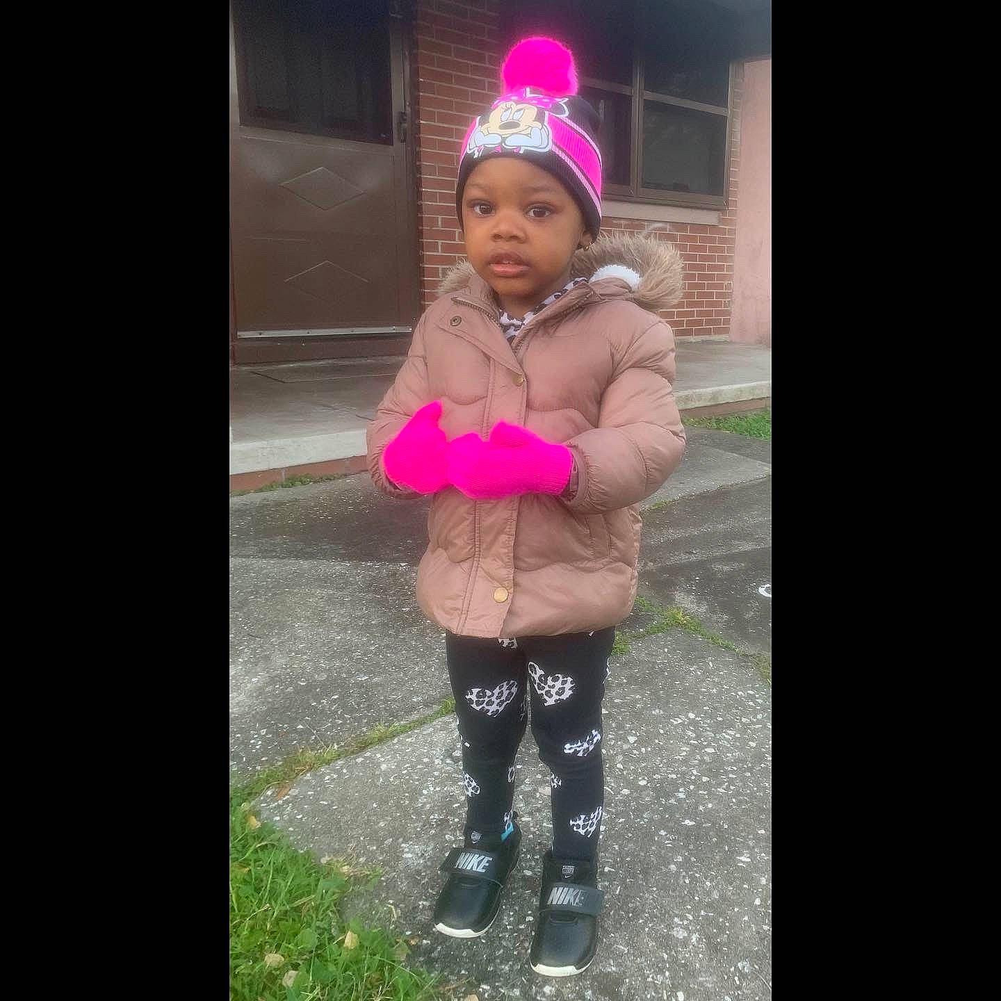 Ashari is registered to the contest to win money with this photo: arm, cap, cool, eye, face, finger, fur_clothing, glove, hand, happy, headgear, headwear, human_body, jacket, jeans, knee, person, sleeve, sportswear, thigh