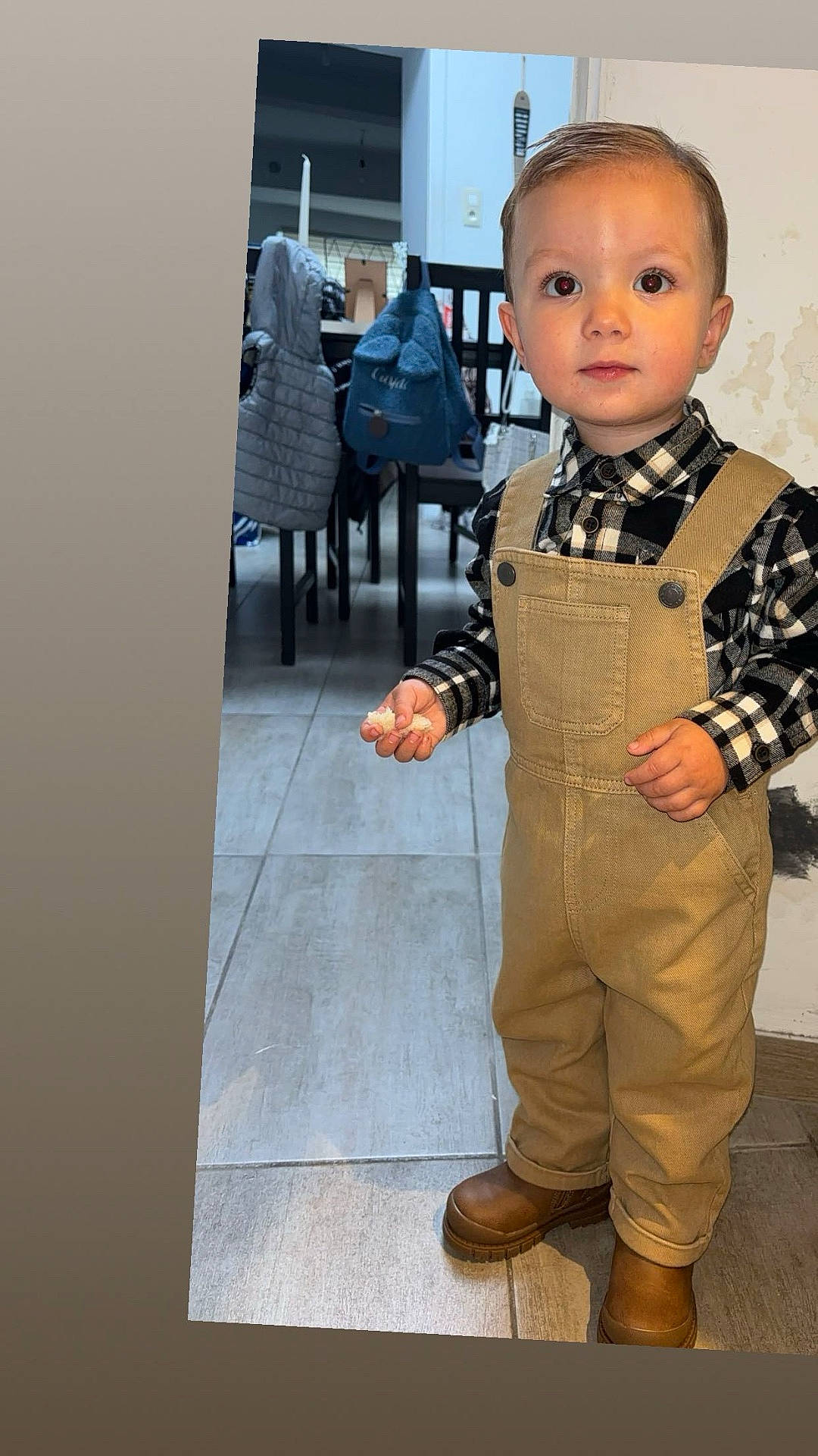 Cayden a rejoint le concours — aidez-le/la à gagner de superbes lots ! bodypart, boy, child, clothing, coat, face, finger, footwear, furniture, hand, head, jacket, jeans, male, pants, person, photography, portrait, shoe, table