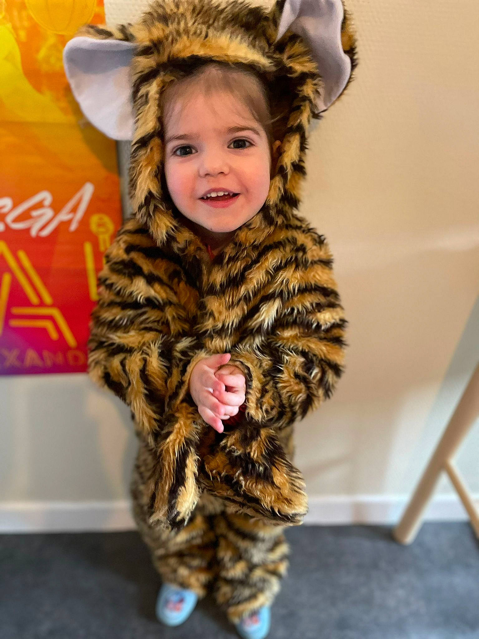 Kimberley participe au concours pour gagner de l'argent avec cette photo : camouflage, child, fashion_design, felidae, flooring, fun, fur, fur_clothing, gesture, happy, joy, military_camouflage, military_person, military_uniform, pattern, person, skin, sleeve, smile, soldier