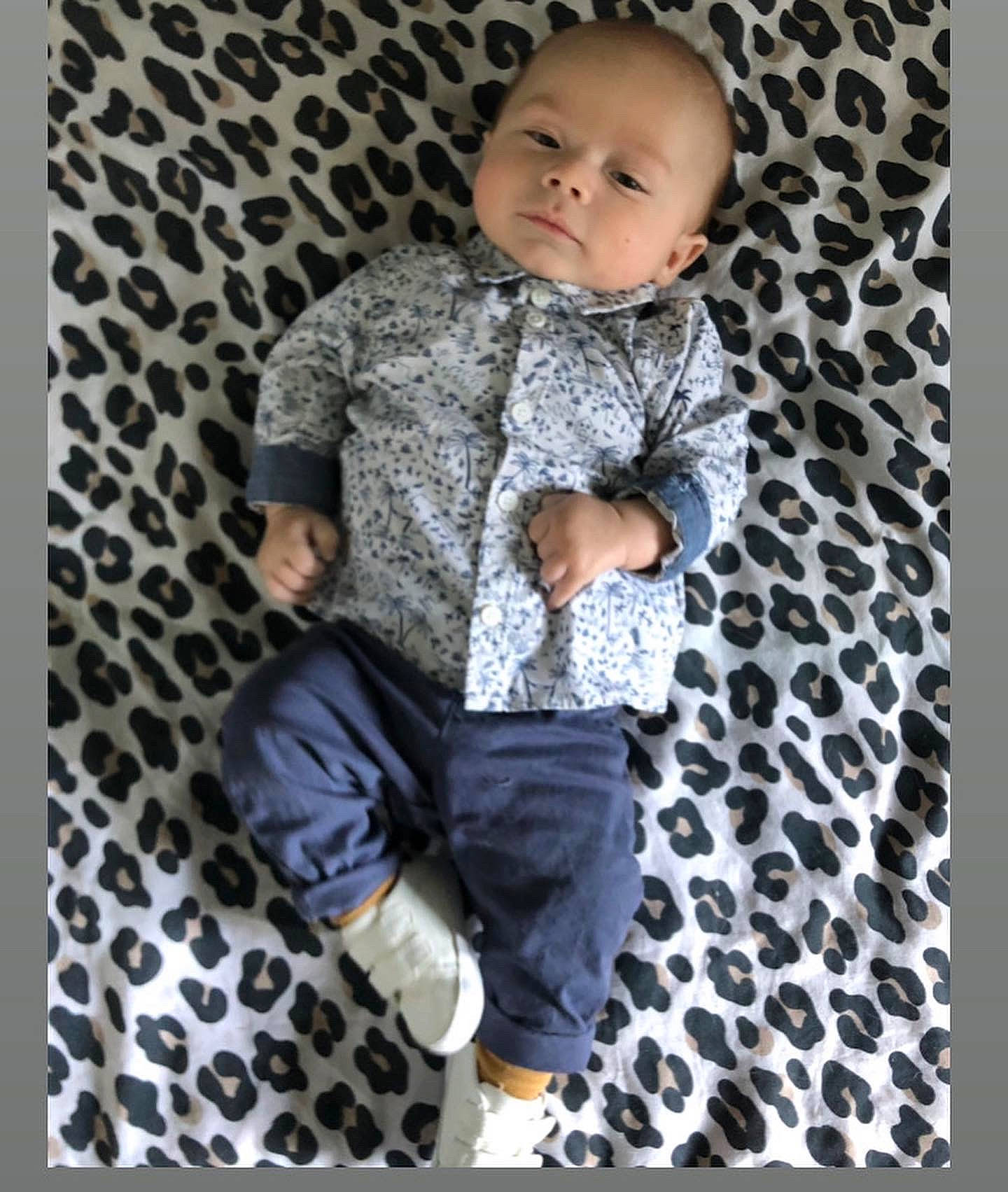 Gabin participe au concours pour gagner de l'argent avec cette photo : baby, baby_toddler_clothing, child, collar, denim, dress_shirt, electric_blue, face, grey, outerwear, pattern, person, photograph, product, sitting, sleeve, smile, street_fashion, t_shirt, textile