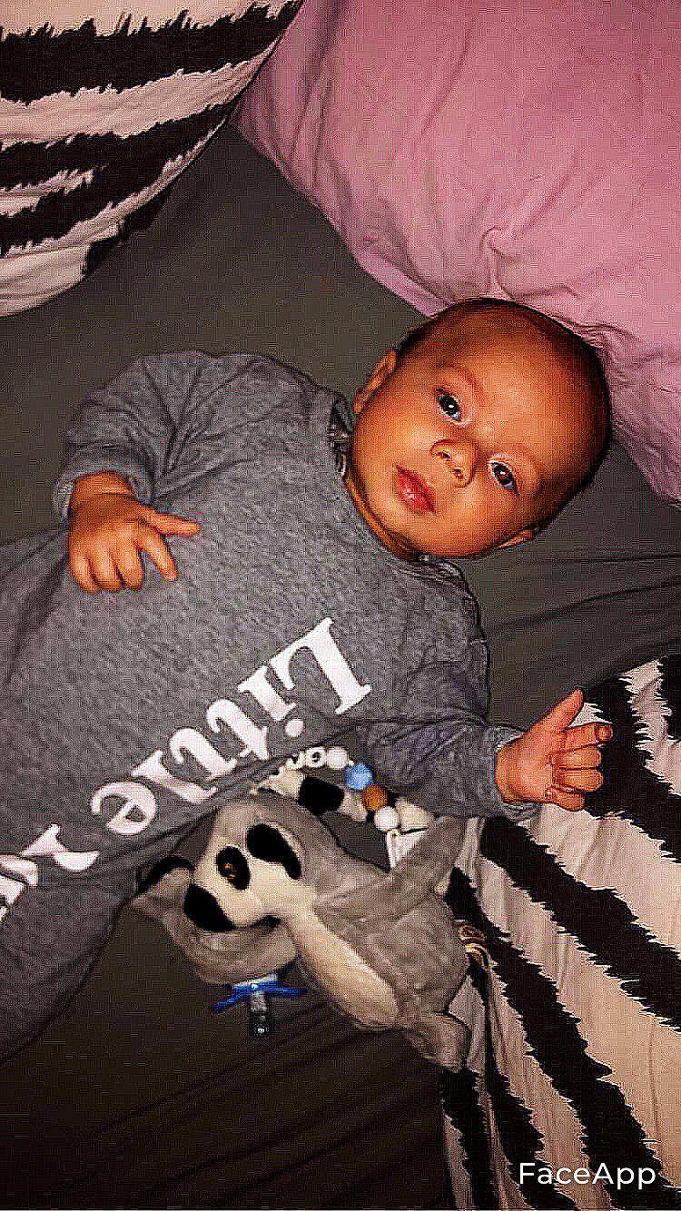 Gabin participe au concours pour gagner de l'argent avec cette photo : baby, baby_toddler_clothing, ball, black, comfort, cool, finger, flash_photography, font, human, linens, mammal, person, product, room, sleeve, t_shirt, textile, toddler, vertebrate