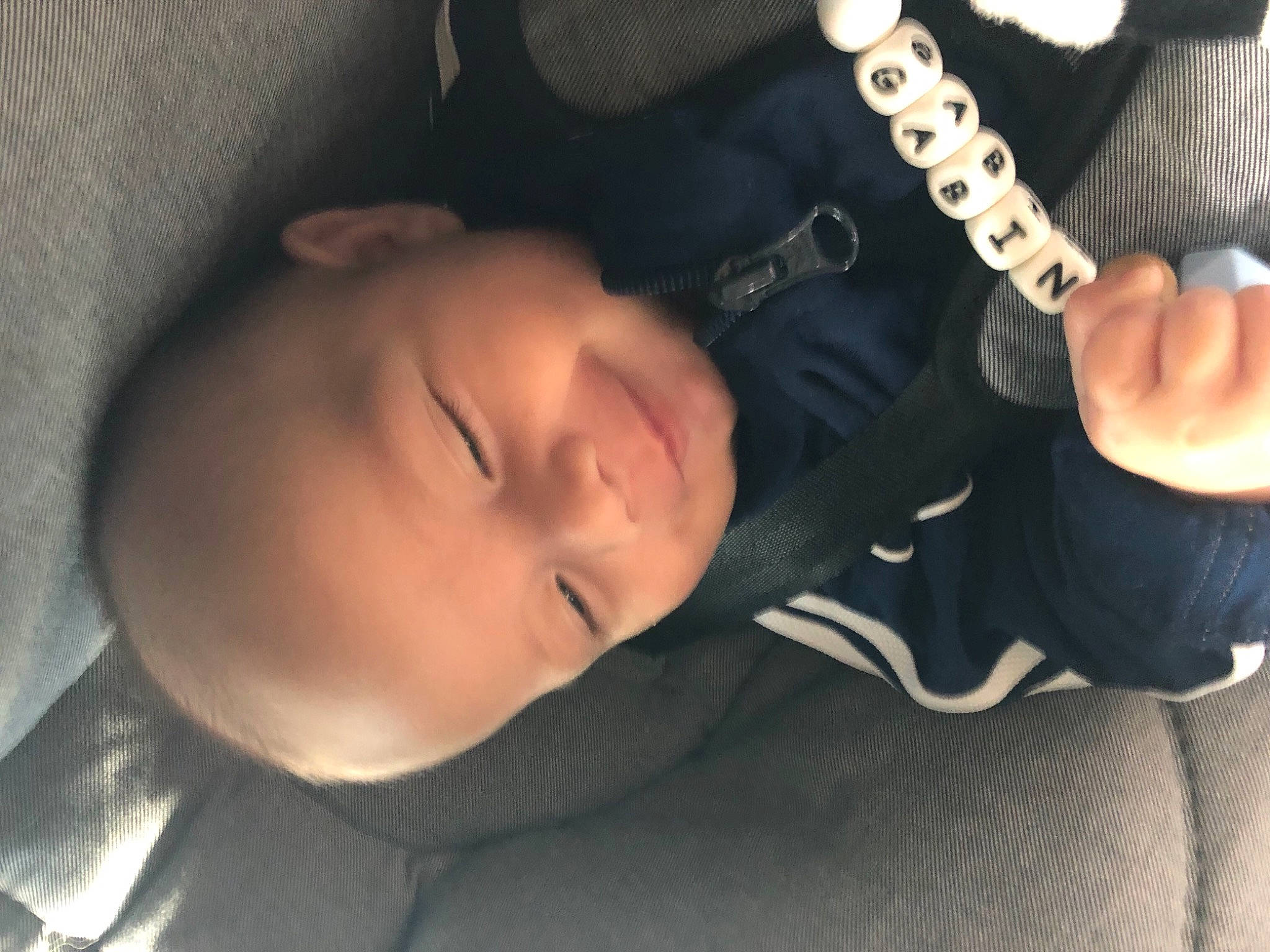 Gabin a rejoint le concours — aidez-le/la à gagner de superbes lots ! baby, baby_toddler_clothing, cheek, child, comfort, cool, elbow, eyebrow, facial_expression, finger, gesture, hand, lip, mouth, nose, person, skin, sleeve, smile, thumb