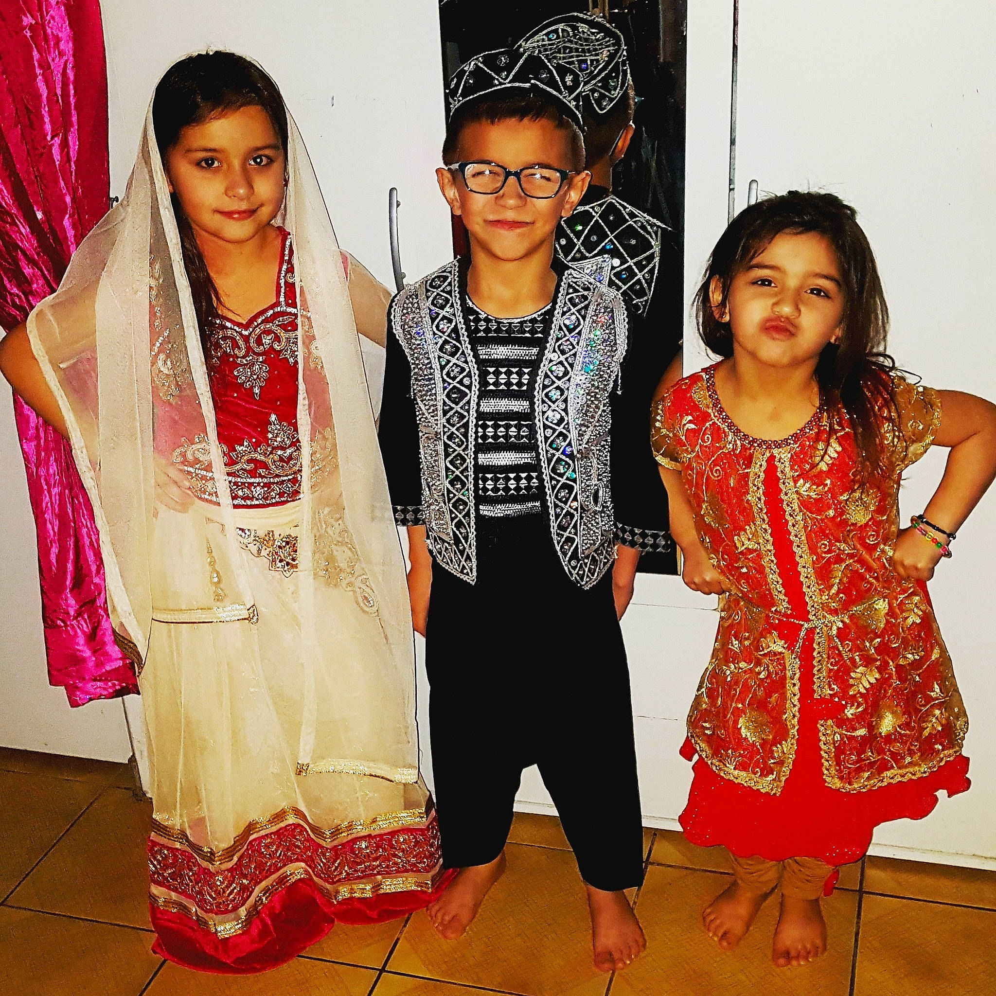 Lyhana participe au concours pour gagner de l'argent avec cette photo : ceremony, design, event, fashion_design, formal_wear, joy, makeover, pattern, person, sari, smile, tradition