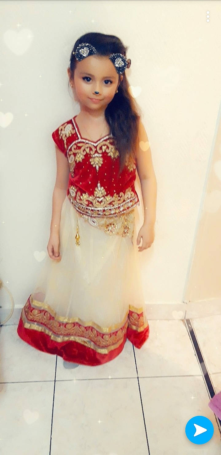 Maely a rejoint le concours — aidez-le/la à gagner de superbes lots ! beige, child, clothing, doll, dress, fashion_design, fawn, formal_wear, long_hair, pattern, peach, person, red, sitting, skin, toddler, toy, tradition, white