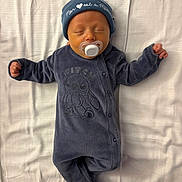 Swann a rejoint le concours — aidez-le/la à gagner de superbes lots ! newborn, baby, sleeping, pacifier, onesie, hat, blue_clothing, blanket, infant, cute, peaceful, indoor, portrait, soft_texture, child, resting, closed_eyes, small_hands, adorable, sleep