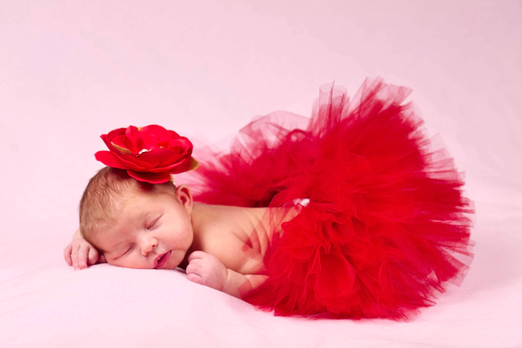 Sïana a rejoint le concours — aidez-le/la à gagner de superbes lots ! baby, baby_sleeping, baby_toddler_clothing, child, comfort, fashion_accessory, flash_photography, flower, fur, hair_accessory, happy, headband, headgear, headpiece, magenta, peach, person, petal, portrait_photography, skin