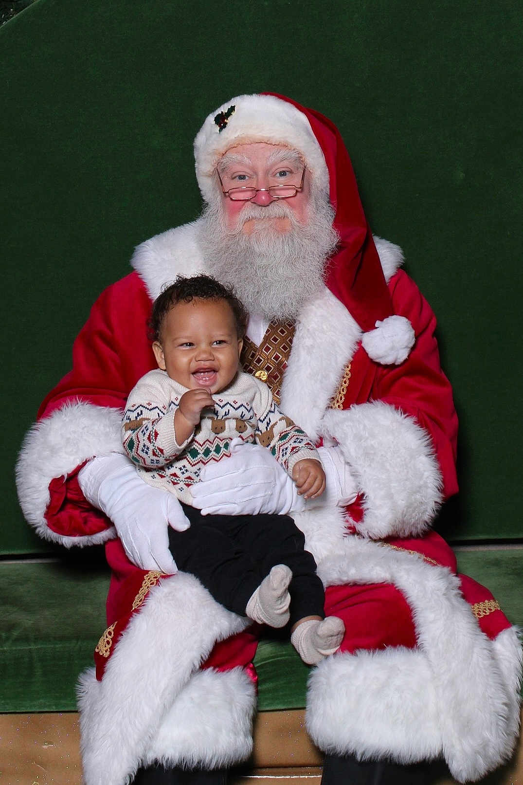 Makenai is registered to the contest to win money with this photo: baby, beard, black_pants, celebration, child, christmas, festive, glasses, gloves, happy, holiday, indoor, people, portrait, red_suit, santa_claus, smile, socks, sweater, white_fur