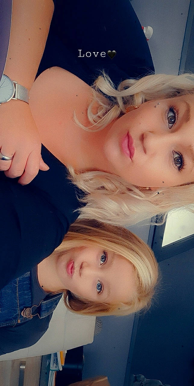 Zayna a rejoint le concours — aidez-le/la à gagner de superbes lots ! blue, cheek, clothing, eye, eyebrow, eyelash, face, facial_expression, forehead, hair, hairstyle, happy, head, human, jaw, lip, mouth, nose, organ, person