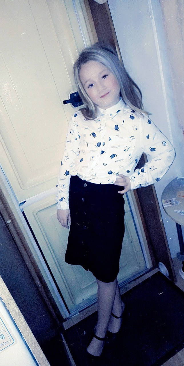 Zayna participe au concours pour gagner de l'argent avec cette photo : dress_shirt, electric_blue, fashion_design, hair, human_leg, joint, joy, knee, leg, long_hair, outerwear, pattern, person, shoe, sleeve, smile, standing, street_fashion, t_shirt, thigh