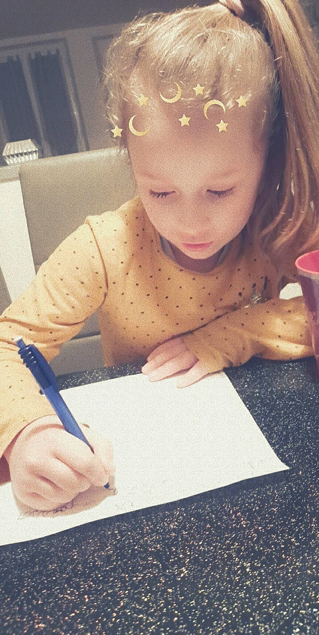 Zayna a rejoint le concours — aidez-le/la à gagner de superbes lots ! baby_toddler_clothing, child, dress, eyebrow, eyelash, face, finger, hand, happy, human, iris, lip, material_property, office_instrument, office_supplies, pen, person, skin, toddler, writing_implement