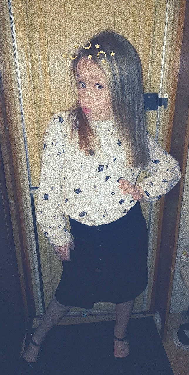 Zayna participe au concours pour gagner de l'argent avec cette photo : bangs, dress, eye, eyelash, face, hair, hime_cut, knee, leg, lip, neck, outerwear, person, shoe, shoulder, sleeve, standing, street_fashion, thigh, waist