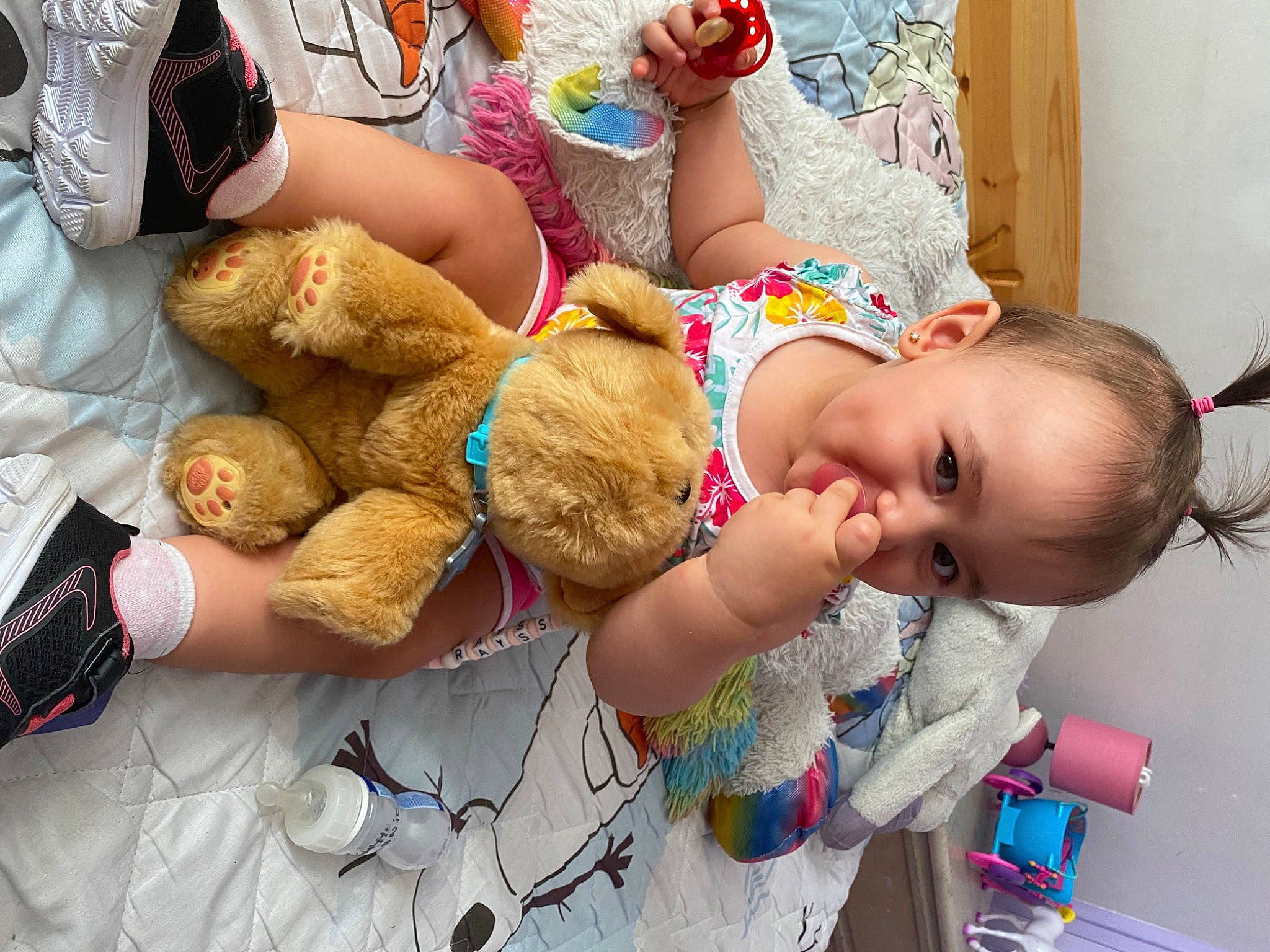 Rayssa participe au concours pour gagner de l'argent avec cette photo : abdomen, baby, baby_toddler_clothing, child, foot, fun, fur, happy, human_leg, nail, pattern, person, play, plush, room, skin, thigh, toddler, toy, trunk