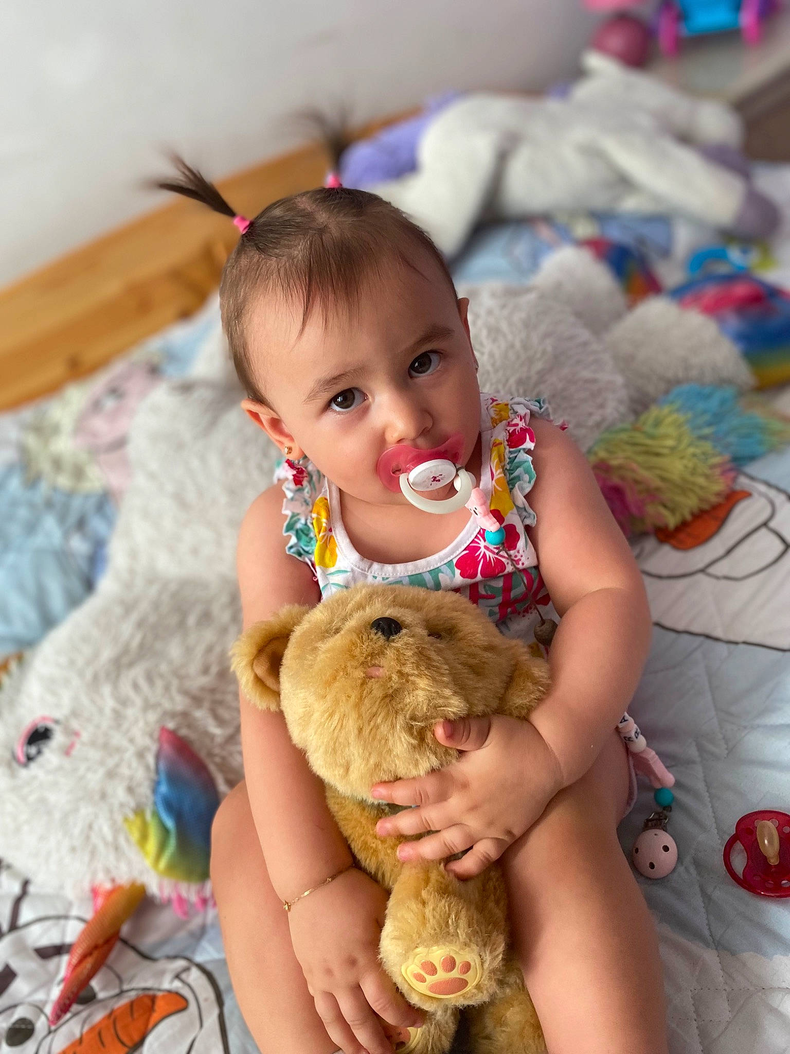 Rayssa participe au concours pour gagner de l'argent avec cette photo : abdomen, baby, baby_products, baby_toddler_clothing, cheek, child, comfort, eye, fawn, fun, happy, leisure, people_in_nature, person, play, sibling, sitting, skin, t_shirt, teddy_bear
