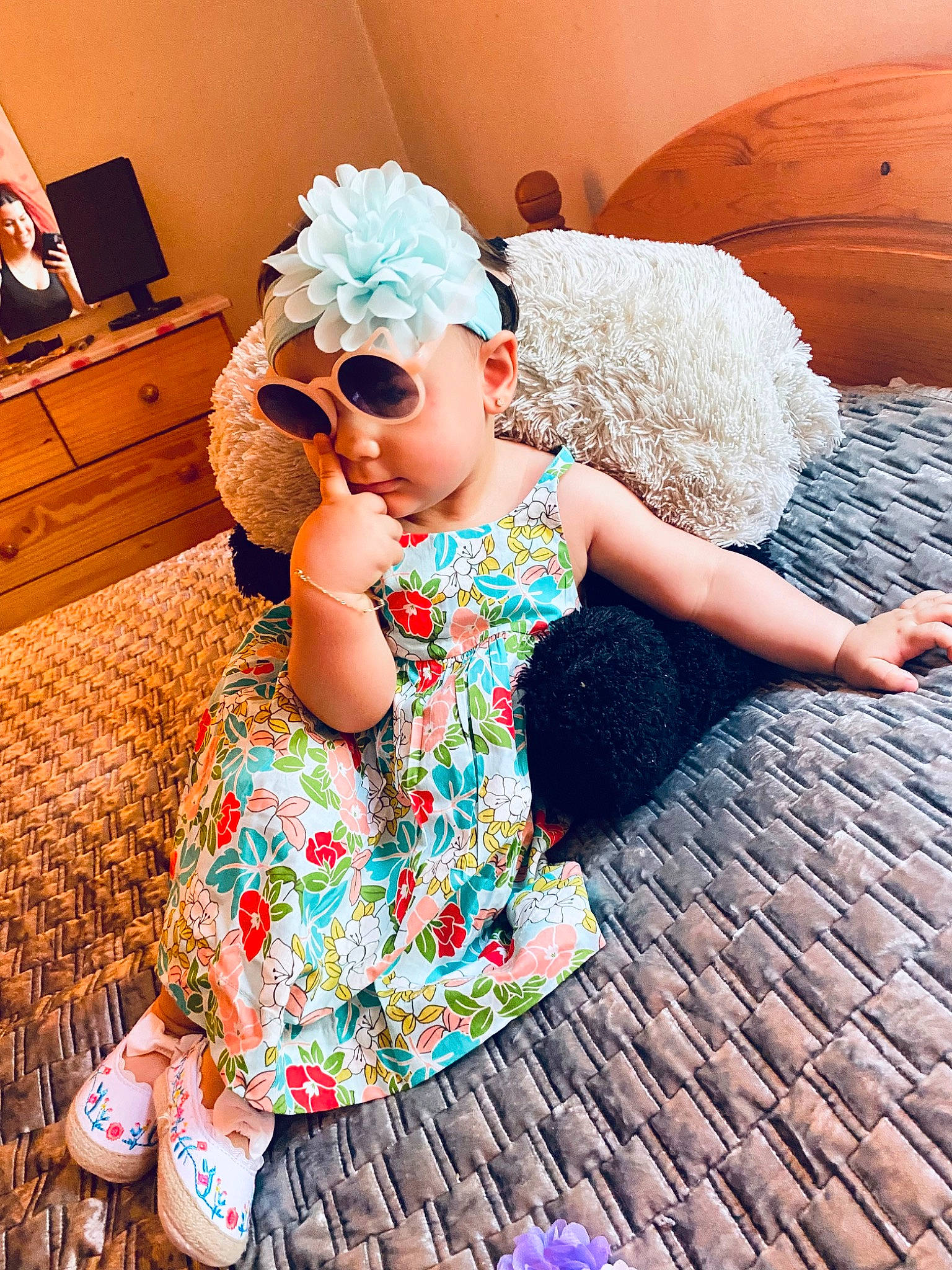 Rayssa a rejoint le concours — aidez-le/la à gagner de superbes lots ! baby_toddler_clothing, blue, child, day_dress, drawer, dress, eyewear, flooring, fun, glasses, goggles, happy, headwear, pattern, person, pink, skin, sleeve, sunglasses, textile