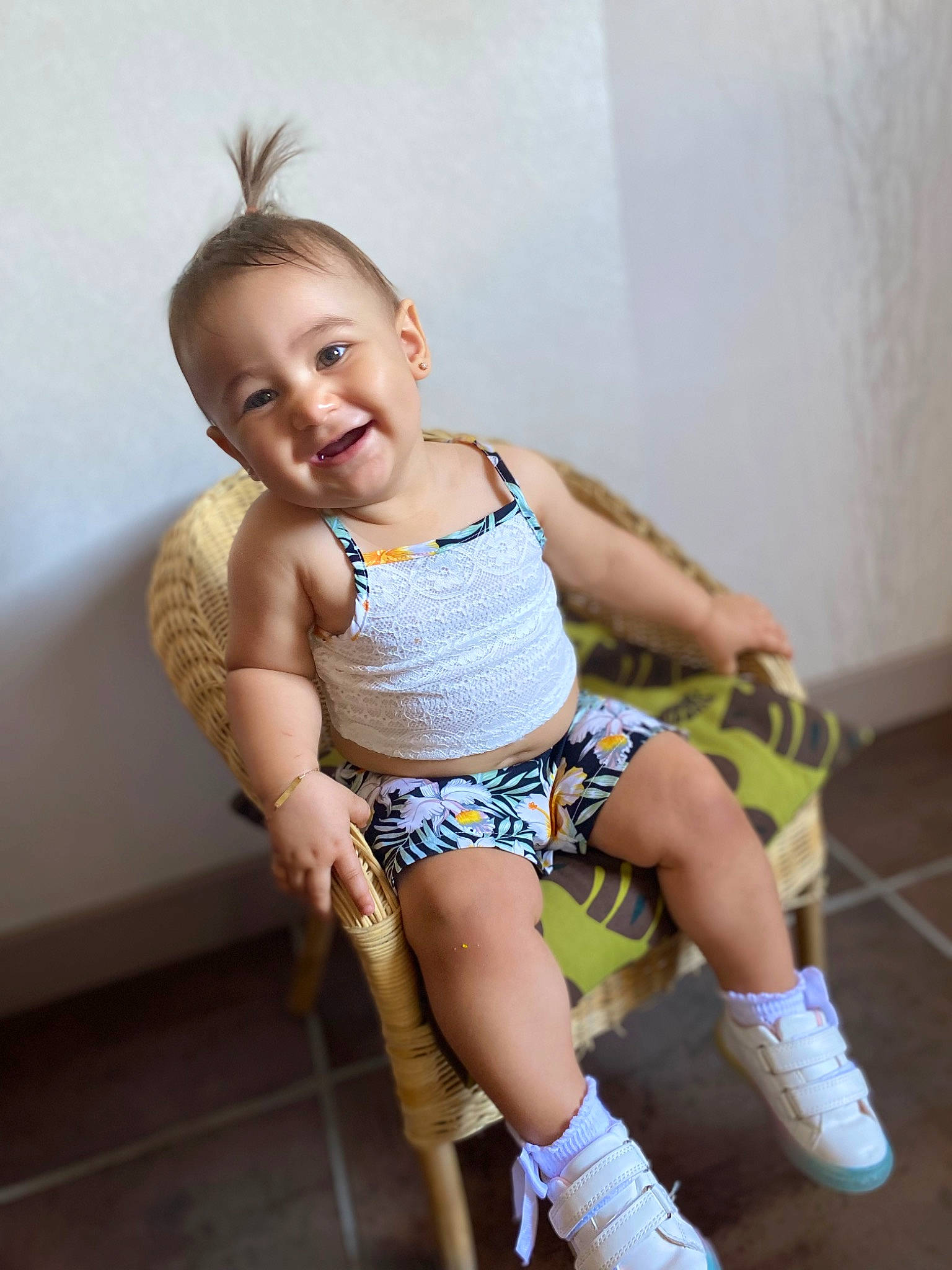 Rayssa a rejoint le concours — aidez-le/la à gagner de superbes lots ! abdomen, arm, baby, baby_toddler_clothing, chest, face, flash_photography, happy, joint, joy, knee, leg, person, shorts, skin, sleeve, smile, sock, thigh, toddler
