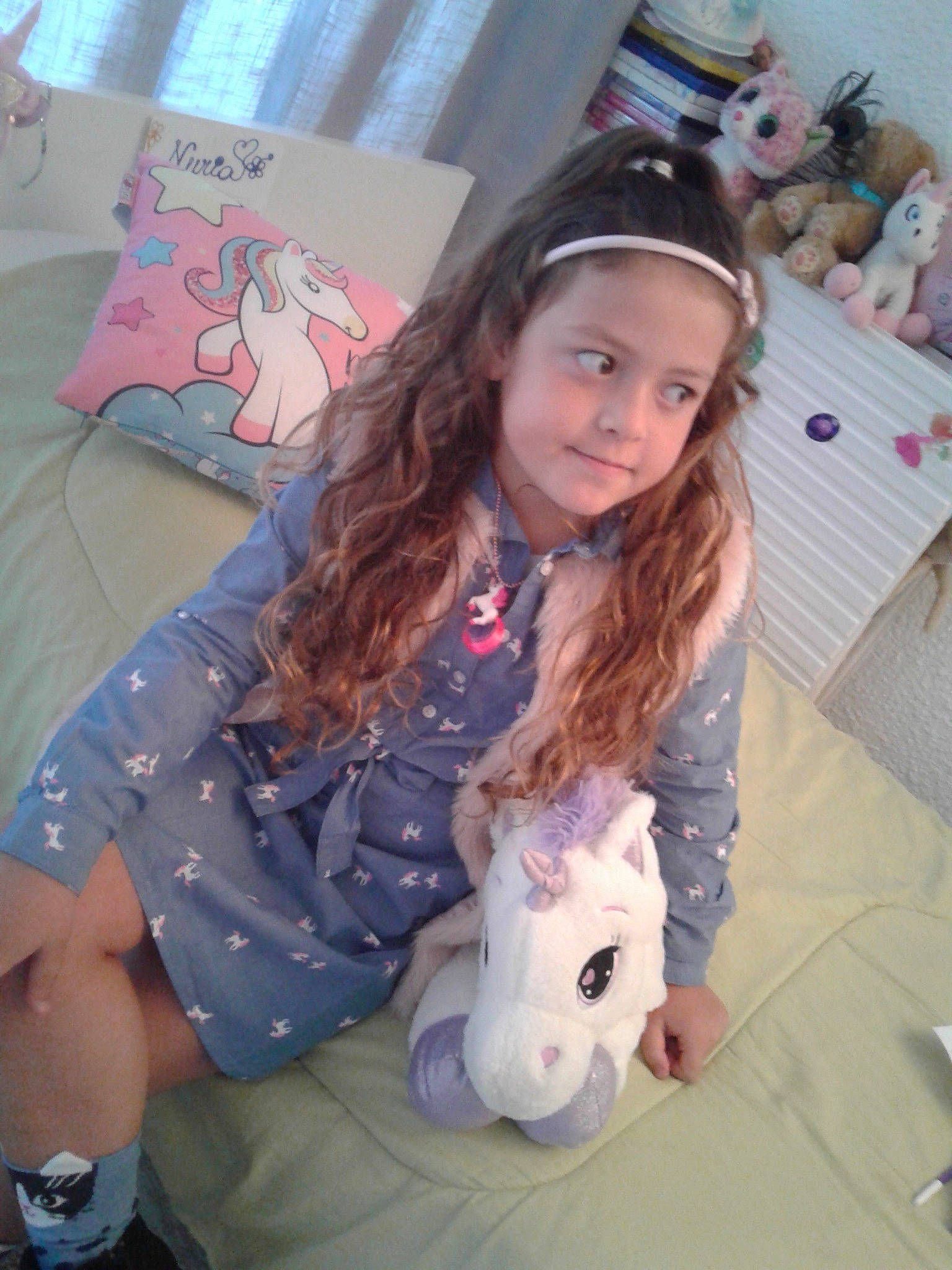 Núria a rejoint le concours — aidez-le/la à gagner de superbes lots ! child, costume, ear, fawn, fictional_character, happy, hime_cut, long_hair, person, pink, skin, unicorn