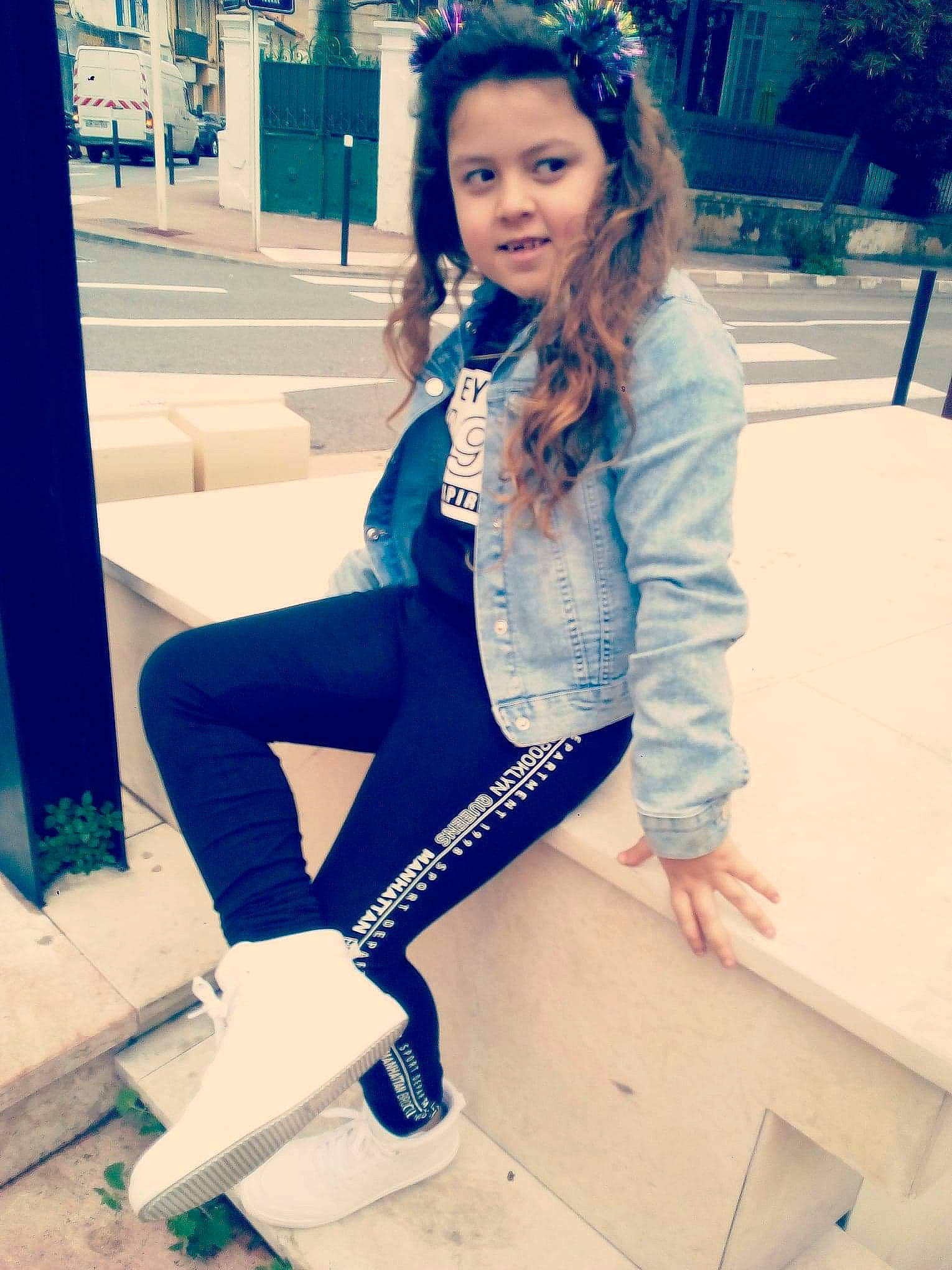 Núria a rejoint le concours — aidez-le/la à gagner de superbes lots ! beauty, blazer, blue, clothing, cool, denim, electric_blue, fashion, footwear, jacket, jeans, leg, lip, long_hair, outerwear, person, smile, snapshot, street_fashion, textile