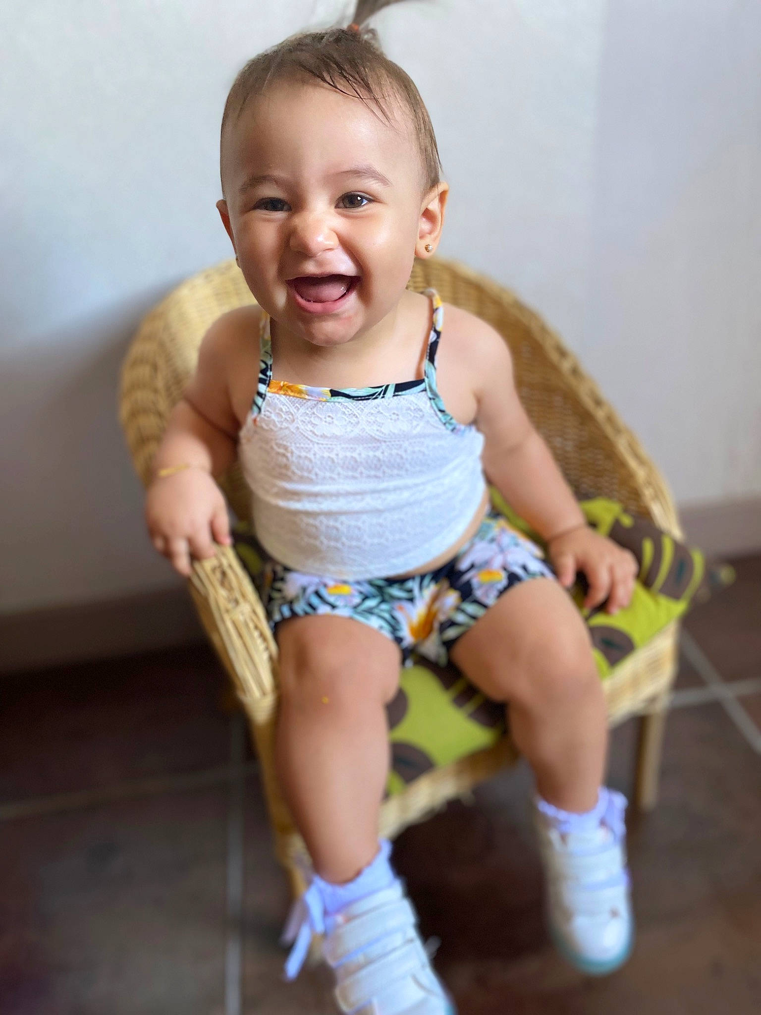 Rayssa participe au concours pour gagner de l'argent avec cette photo : active_tank, baby, baby_products, baby_toddler_clothing, cheek, child, face, happy, head, human_leg, knee, person, shorts, sitting, skin, sleeve, smile, sock, t_shirt, thigh