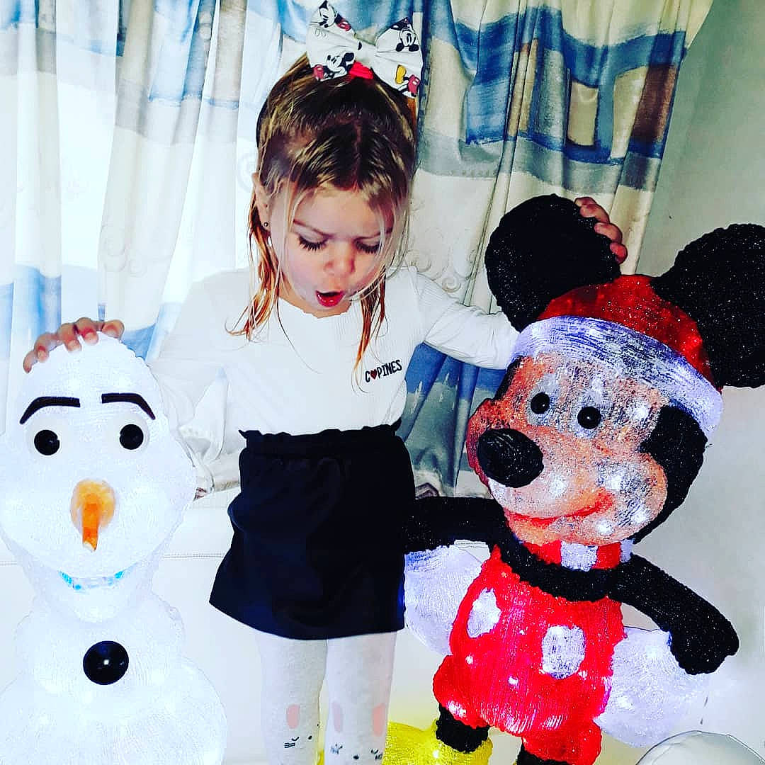 Shelby a rejoint le concours — aidez-le/la à gagner de superbes lots ! art, baby_toddler_clothing, bangs, carmine, costume_hat, event, fashion_accessory, fashion_design, fun, happy, headgear, mammal, pattern, person, pink, sleeve, snowman, toddler, toy, vertebrate