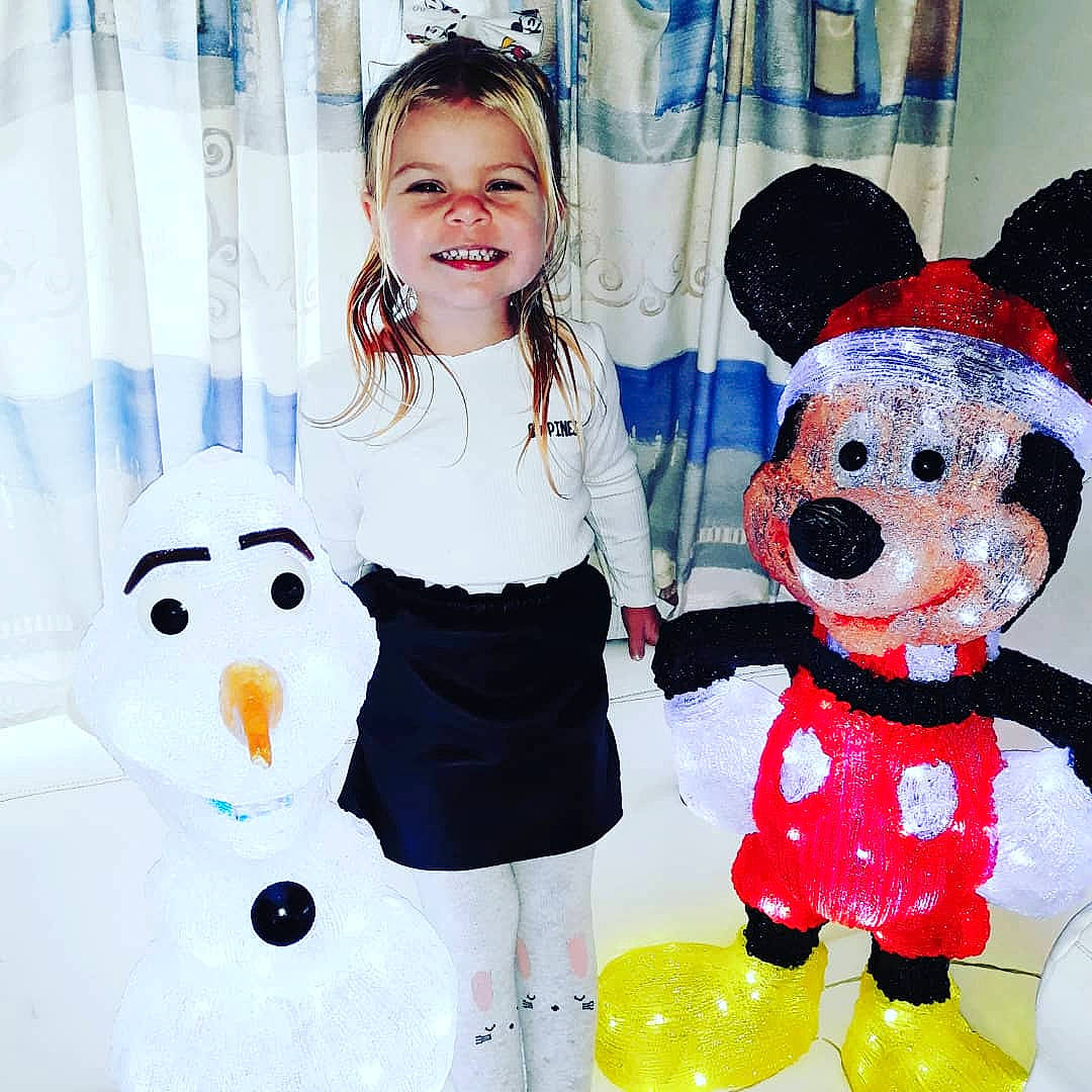Shelby participe au concours pour gagner de l'argent avec cette photo : art, baby_toddler_clothing, child, event, facial_expression, friendship, fun, happy, joy, mammal, pattern, person, plush, product, sleeve, smile, snowman, stuffed_toy, toddler, toy