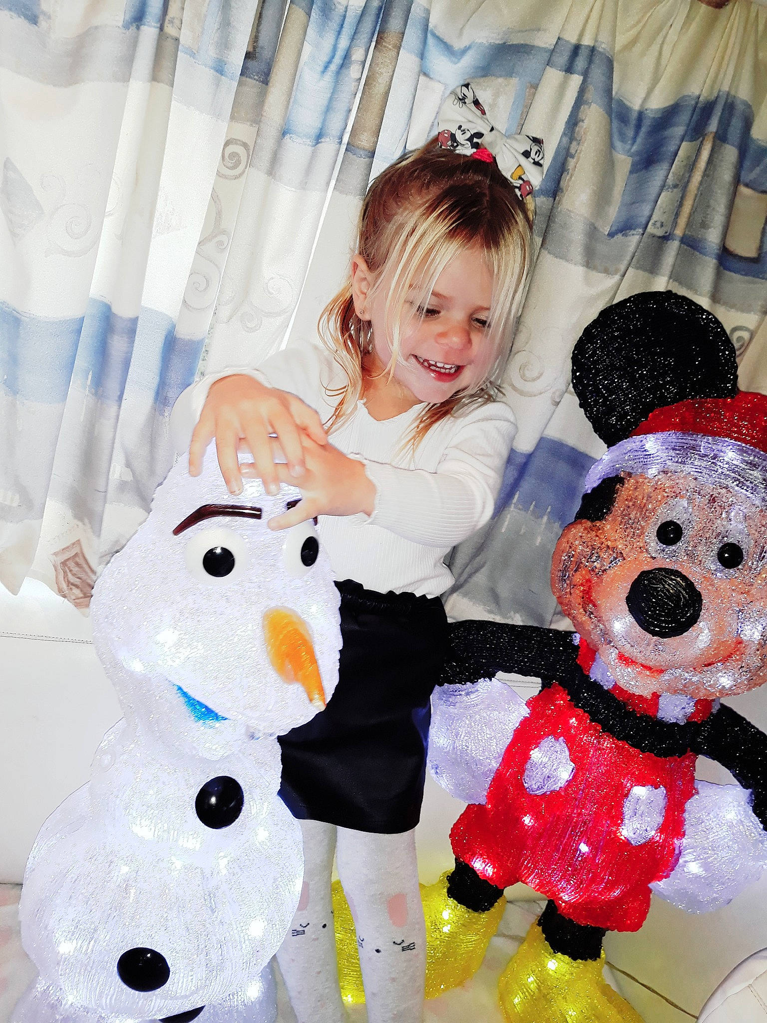 Shelby a rejoint le concours — aidez-le/la à gagner de superbes lots ! child, curtain, design, dress, event, facial_expression, formal_wear, fun, happy, joy, mammal, party_supply, pattern, person, smile, snowman, stuffed_toy, textile, toddler, toy