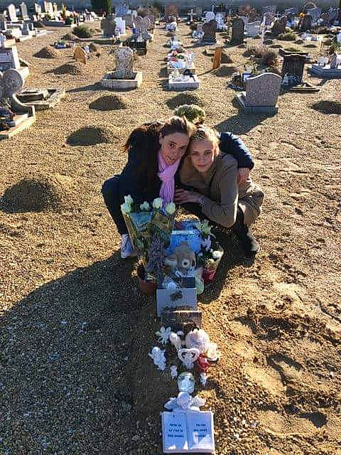 Enzo participe au concours pour gagner de l'argent avec cette photo : community, person, plant, soil