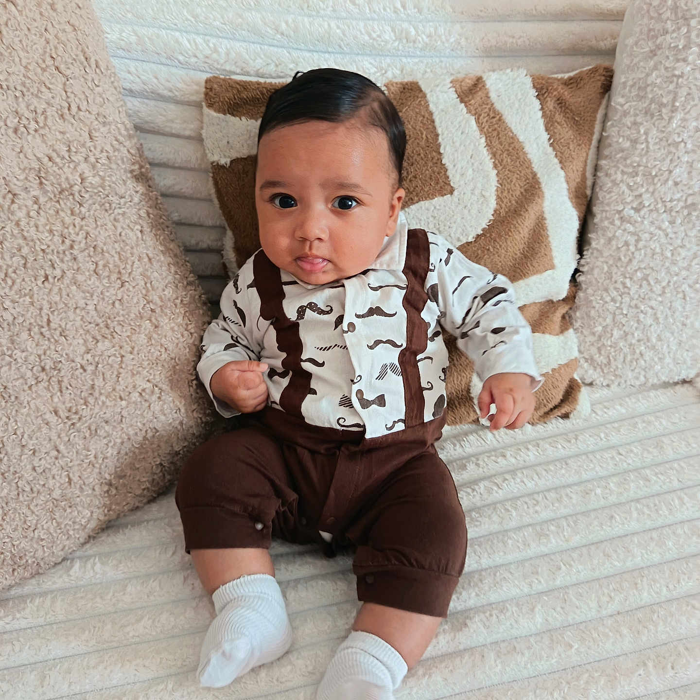 Gabriel participe au concours pour gagner de l'argent avec cette photo : baby, infant, child, cute, sitting, couch, pillow, clothing, socks, indoors, portrait, face, expression, texture, comfort, home, soft, young, apparel, cozy