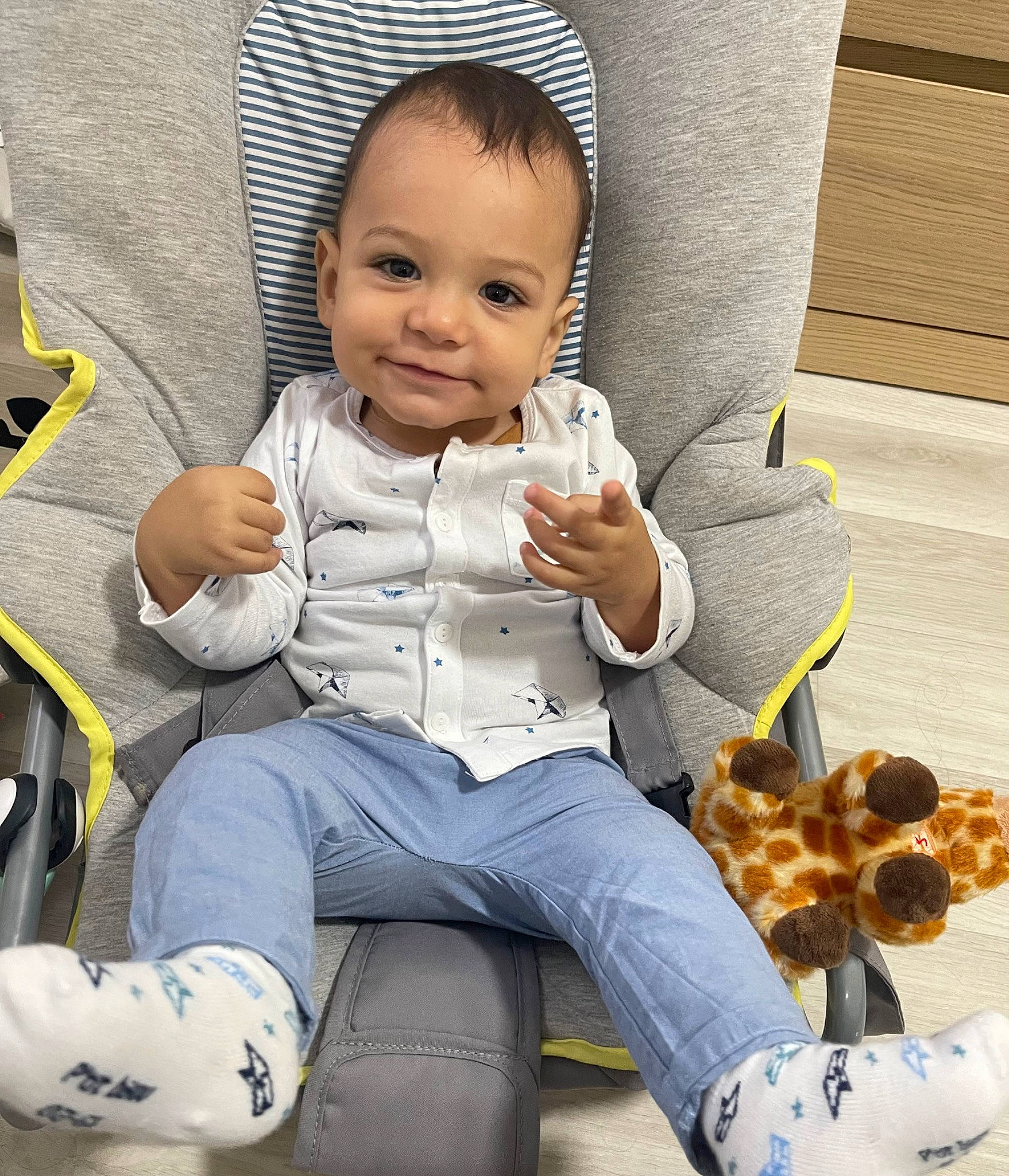 Charly a rejoint le concours — aidez-le/la à gagner de superbes lots ! baby, baby_carriage, baby_products, baby_toddler_clothing, chair, child, comfort, denim, hairstyle, happy, jeans, joy, lap, person, shoe, sitting, sleeve, smile, sneakers, textile