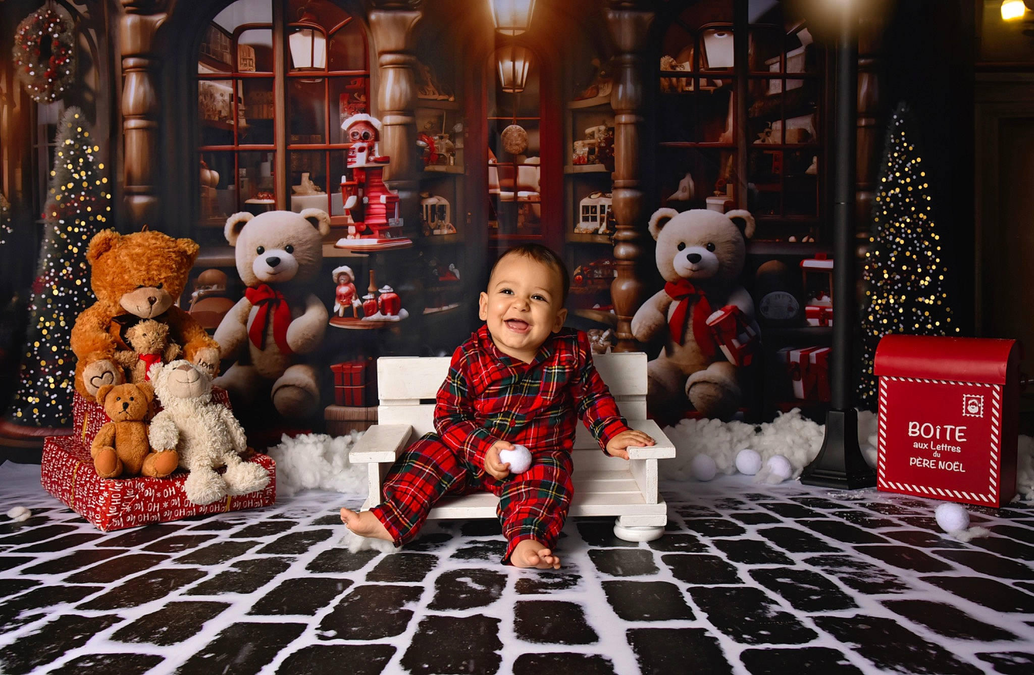 Charly a rejoint le concours — aidez-le/la à gagner de superbes lots ! animation, carmine, design, event, flooring, fun, fur, holiday, joy, lighting, person, photograph, smile, snapshot, street, stuffed_toy, textile, toy, vertebrate, white