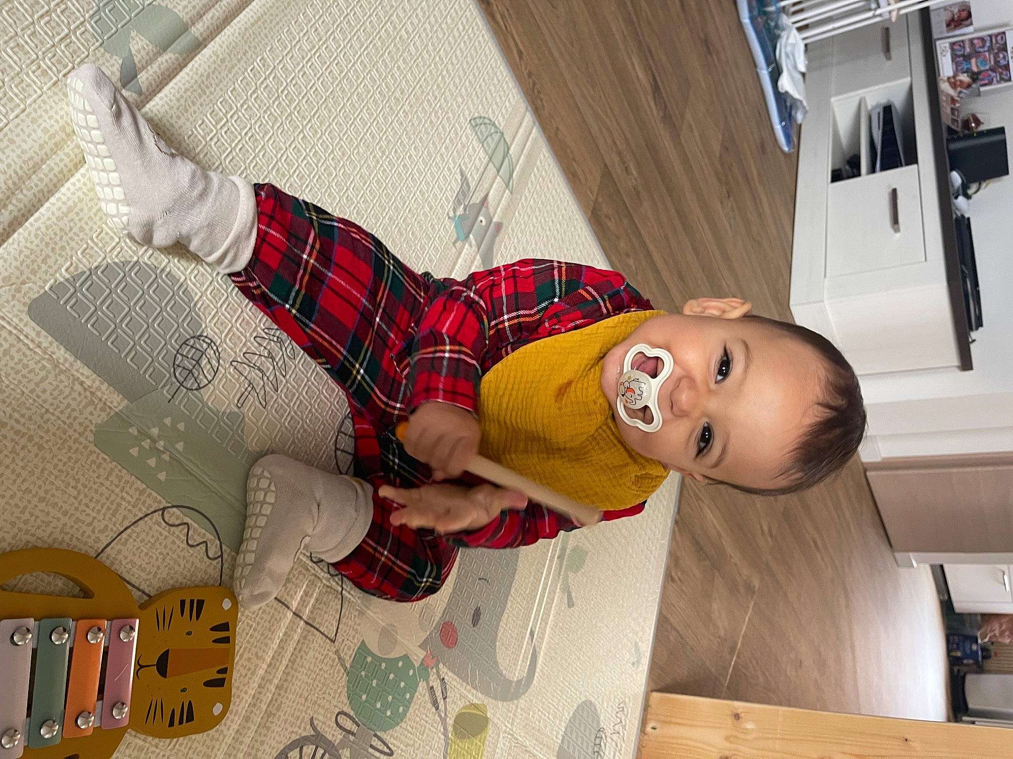 Charly a rejoint le concours — aidez-le/la à gagner de superbes lots ! baby, carmine, child, flooring, happy, joy, pattern, person, plaid, room, smile, tartan, textile, toddler, window, wood