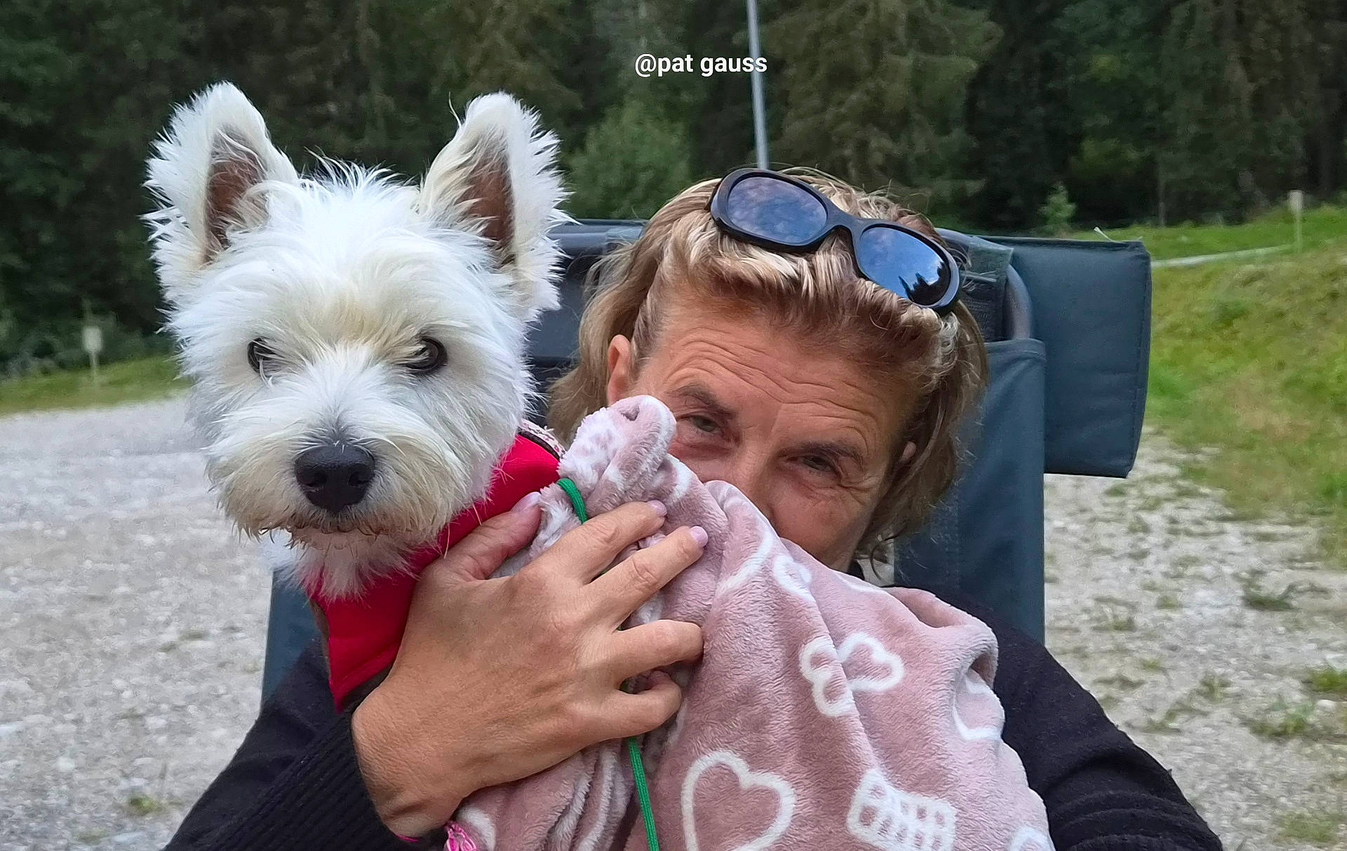 Pouilette participe au concours pour gagner de l'argent avec cette photo : blanket, chair, cuddle, dog, fluffy, forest, grass, gravel, hugging, outdoor, person, pet, pink_blanket, portrait, road, selfie, sunglasses, white_dog, woman, woodland