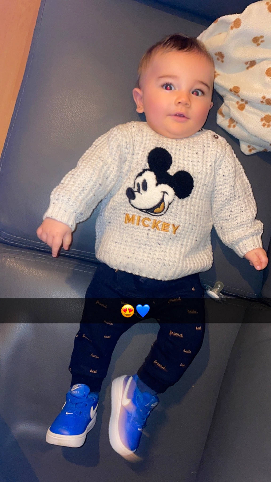 Maloé a rejoint le concours — aidez-le/la à gagner de superbes lots ! baby, baby_toddler_clothing, child, cool, denim, doll, electric_blue, hairstyle, head, joint, knee, pattern, person, shelf, sleeve, sportswear, standing, t_shirt, thigh, toddler