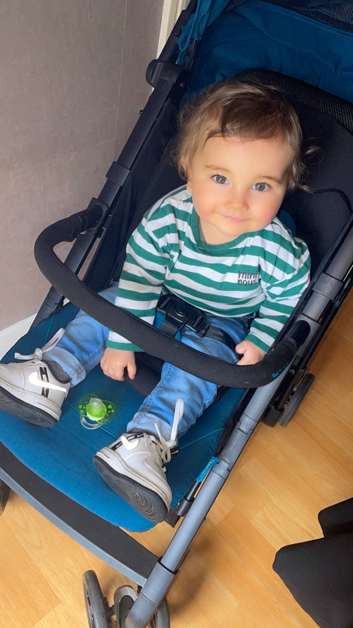 Maloé a rejoint le concours — aidez-le/la à gagner de superbes lots ! automotive_design, baby, baby_carriage, baby_products, baby_safety, baby_toddler_clothing, child, comfort, electric_blue, flash_photography, flooring, fun, hardwood, human_leg, joy, knee, leisure, outdoor_shoe, person, sitting