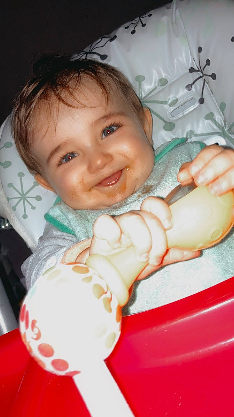 Emiliano a rejoint le concours — aidez-le/la à gagner de superbes lots ! arm, baby, cheek, comfort, eye, finger, gesture, hand, happy, human_body, iris, joy, mouth, nose, person, product, skin, sleeve, smile, textile