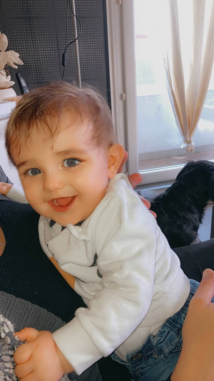 Emiliano participe au concours pour gagner de l'argent avec cette photo : baby, baby_toddler_clothing, cheek, child, comfort, finger, flooring, fun, hairstyle, happy, iris, joy, lip, mouth, nose, person, sitting, skin, sleeve, smile